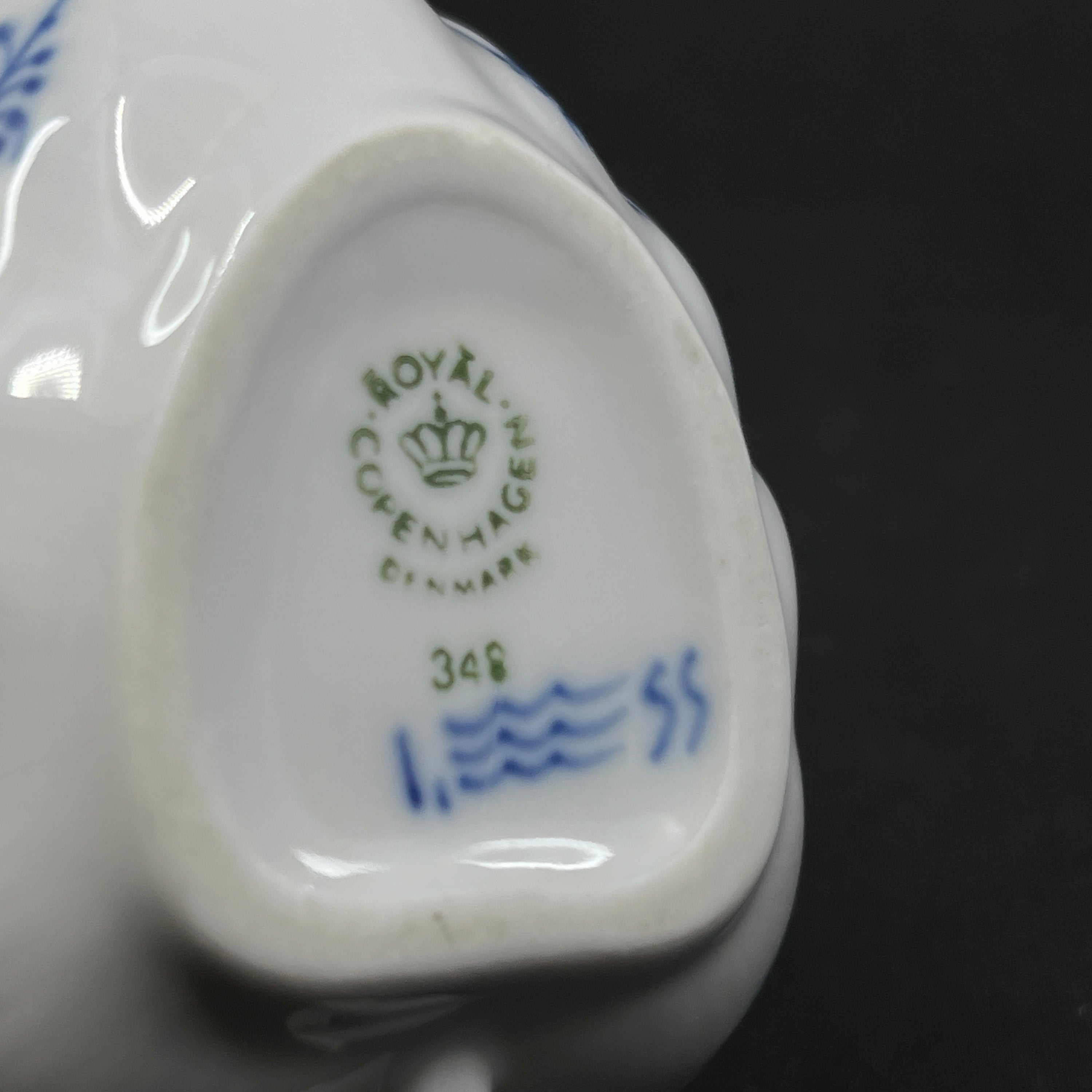 Musselmalet riflet blad skål med hank