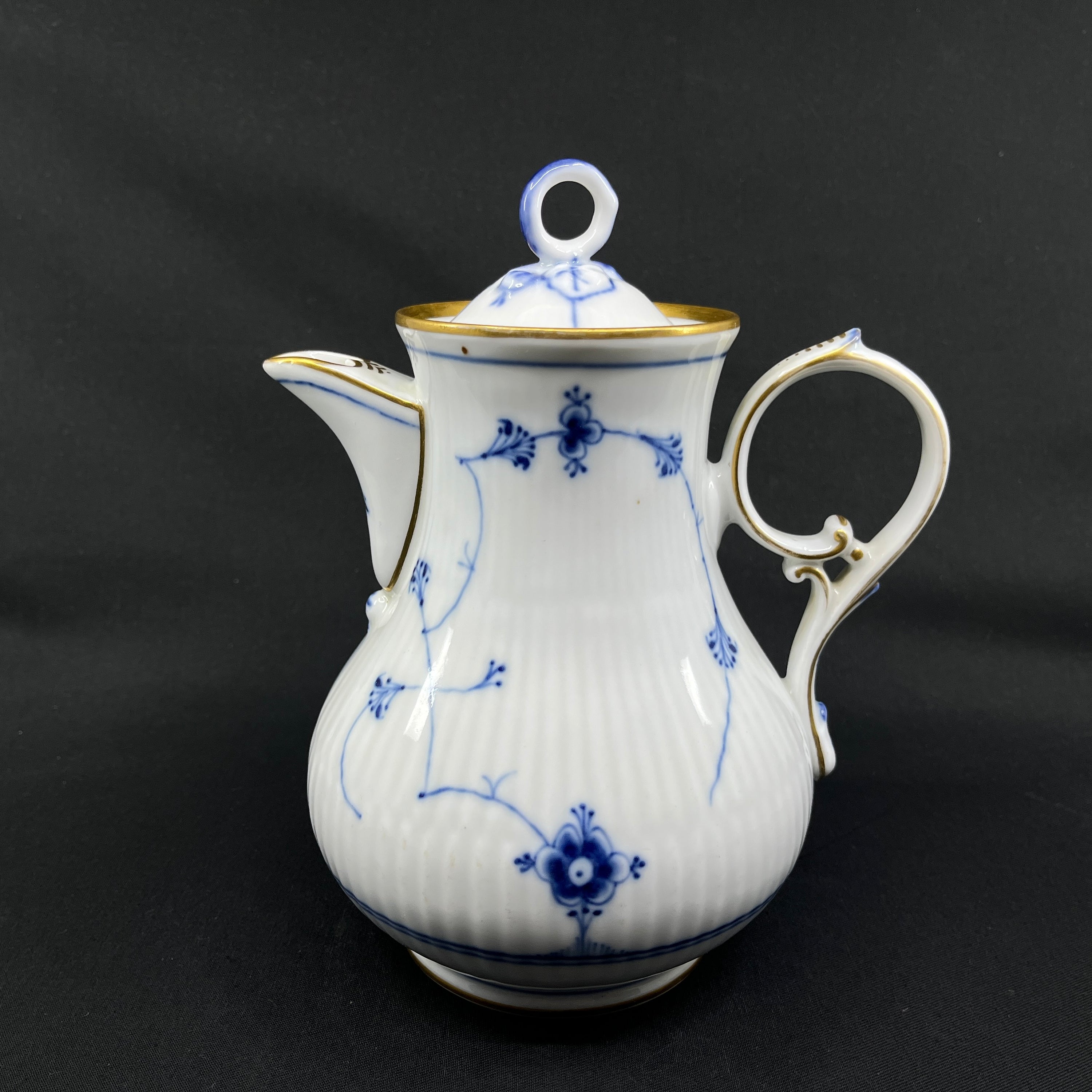 Blåmalet kande fra Bing & Grøndahl med guldkant