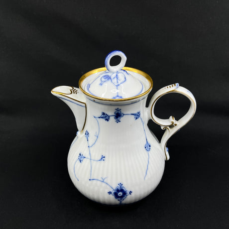Blåmalet kande fra Bing & Grøndahl med guldkant