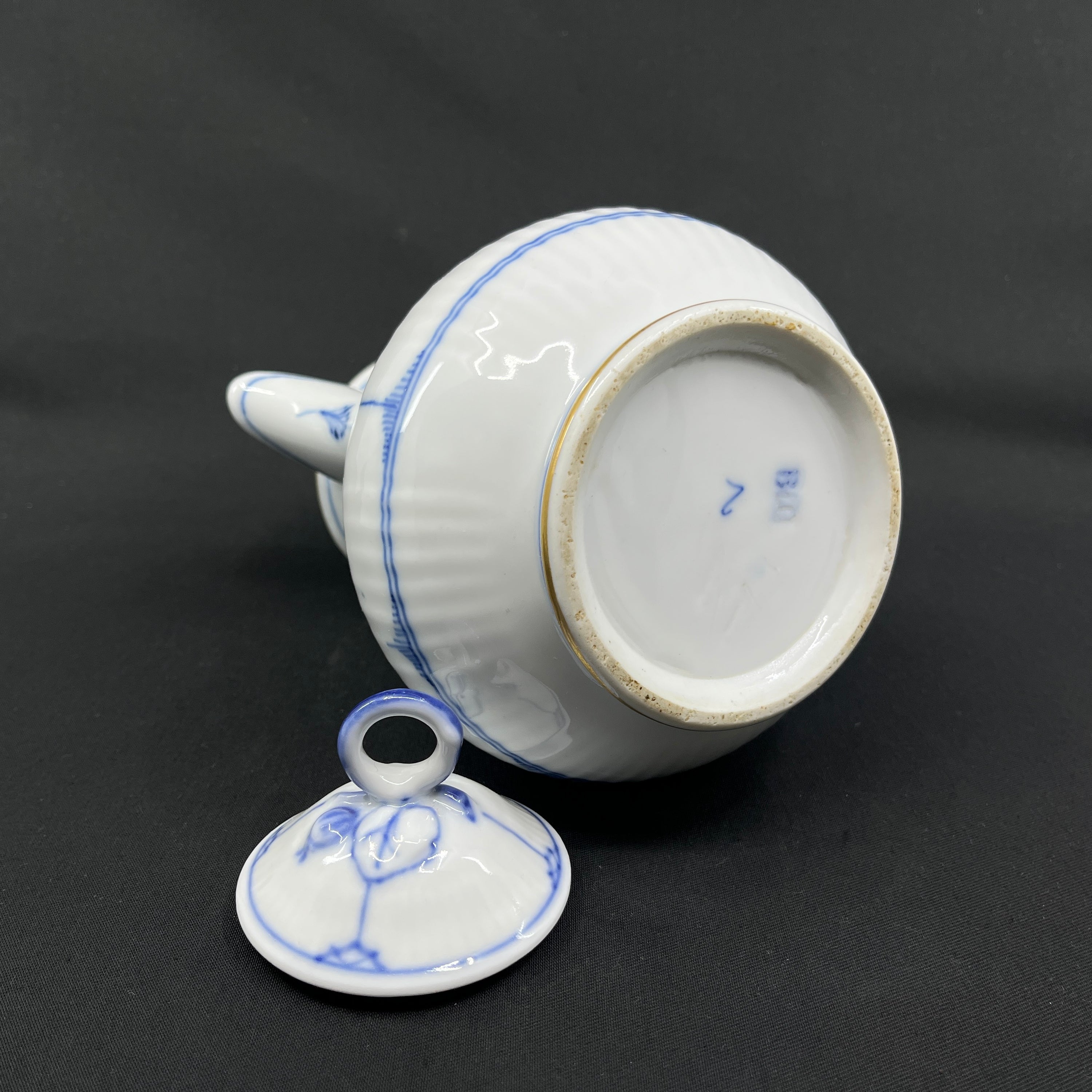 Blåmalet kande fra Bing & Grøndahl med guldkant