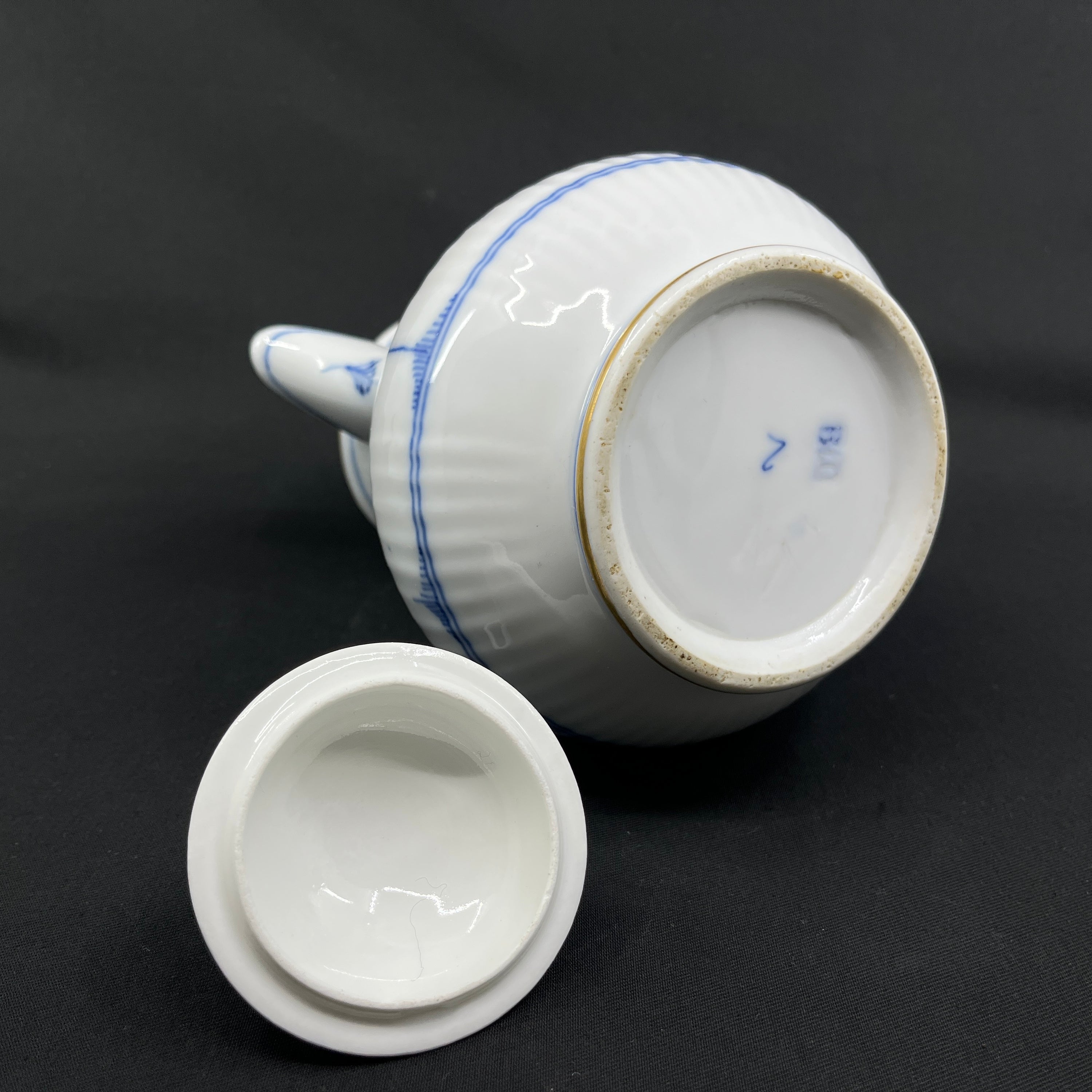 Blåmalet kande fra Bing & Grøndahl med guldkant
