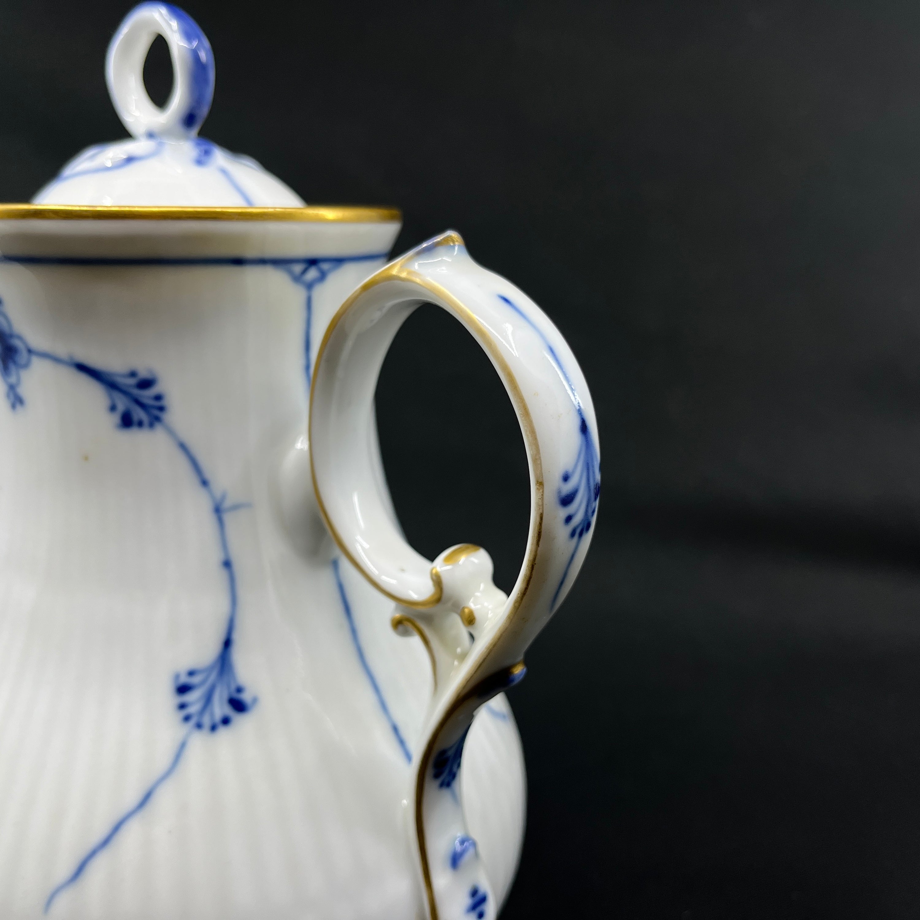 Blåmalet kande fra Bing & Grøndahl med guldkant