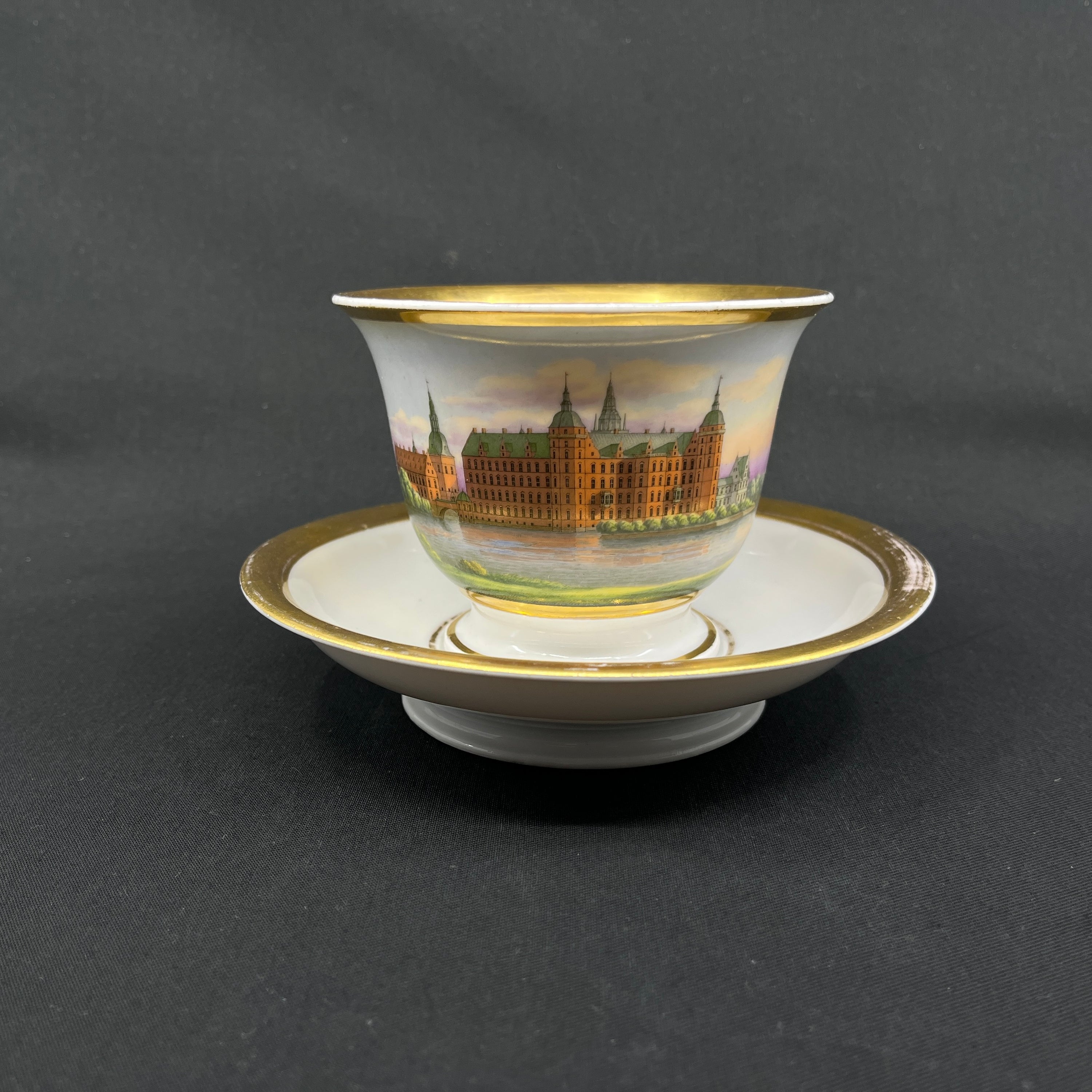 STOR kop fra Royal Copenhagen med motiv af Frederiksborg