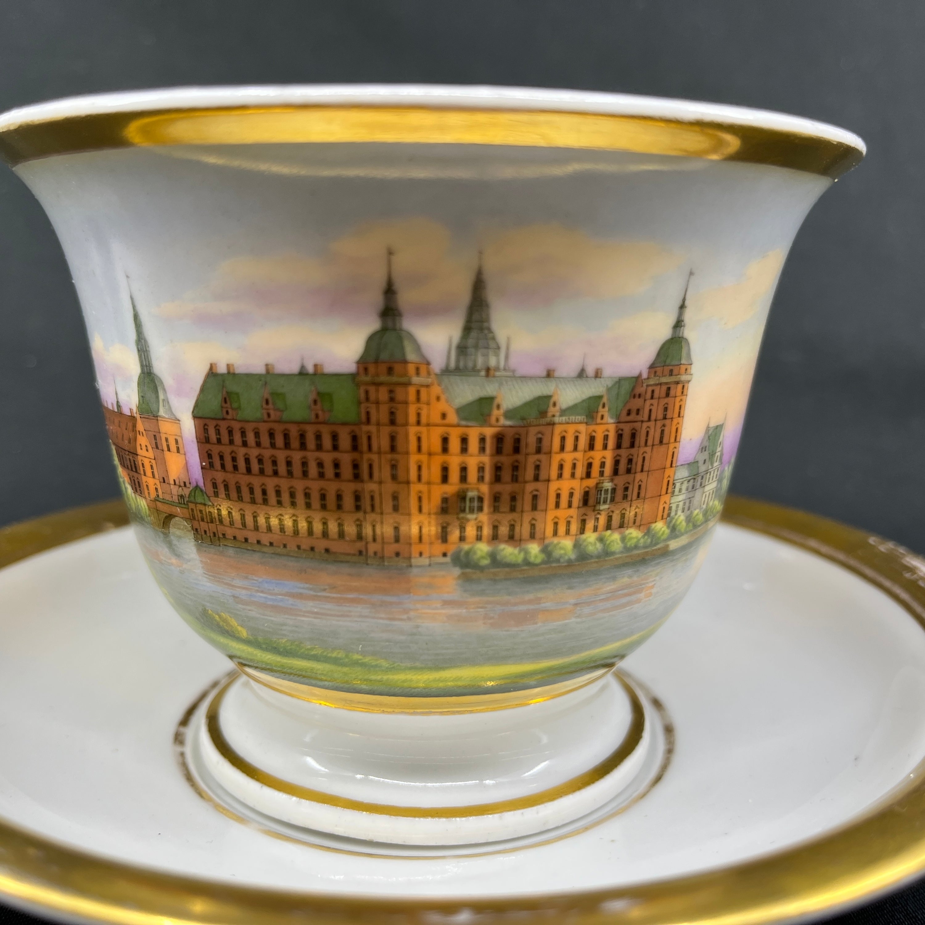 STOR kop fra Royal Copenhagen med motiv af Frederiksborg