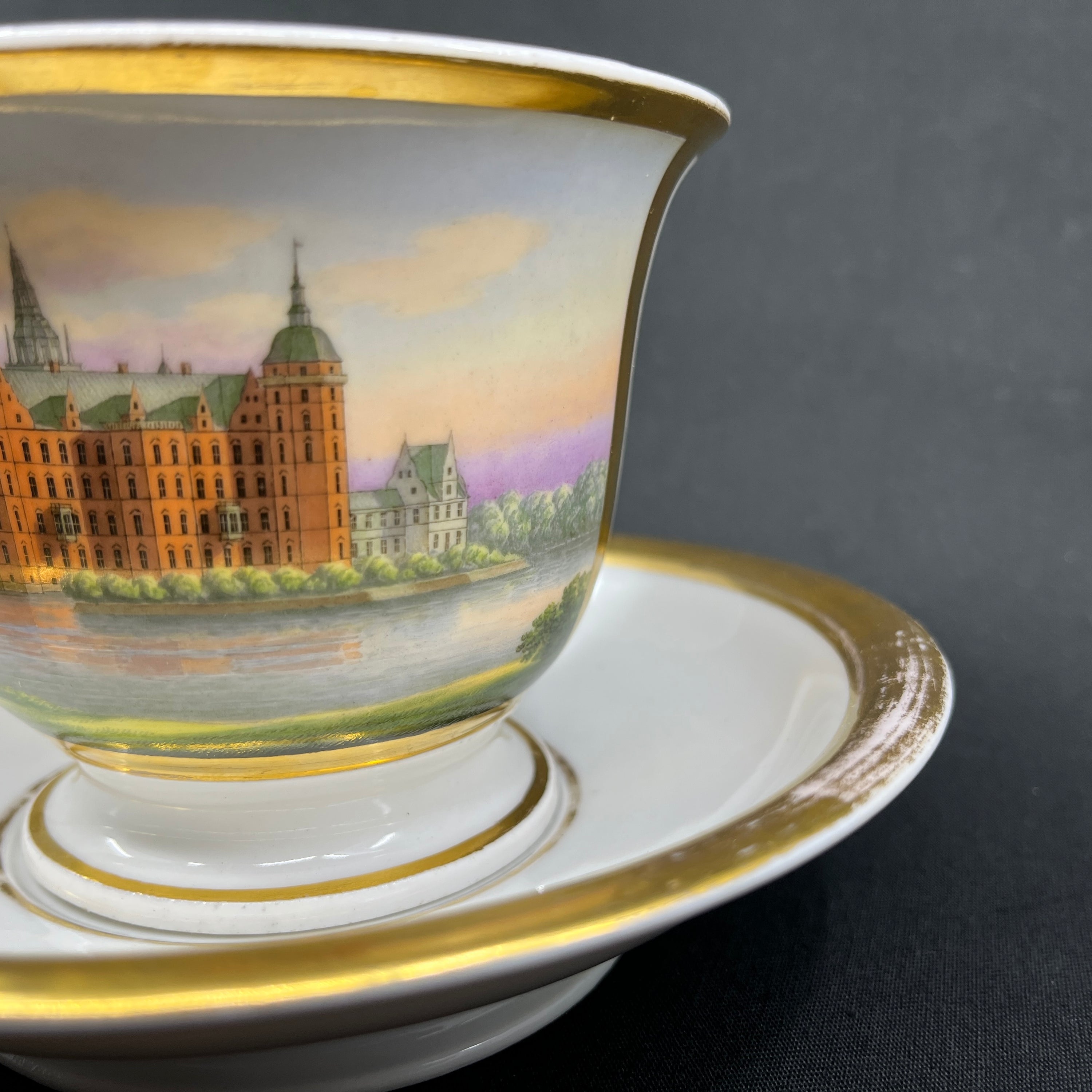 STOR kop fra Royal Copenhagen med motiv af Frederiksborg