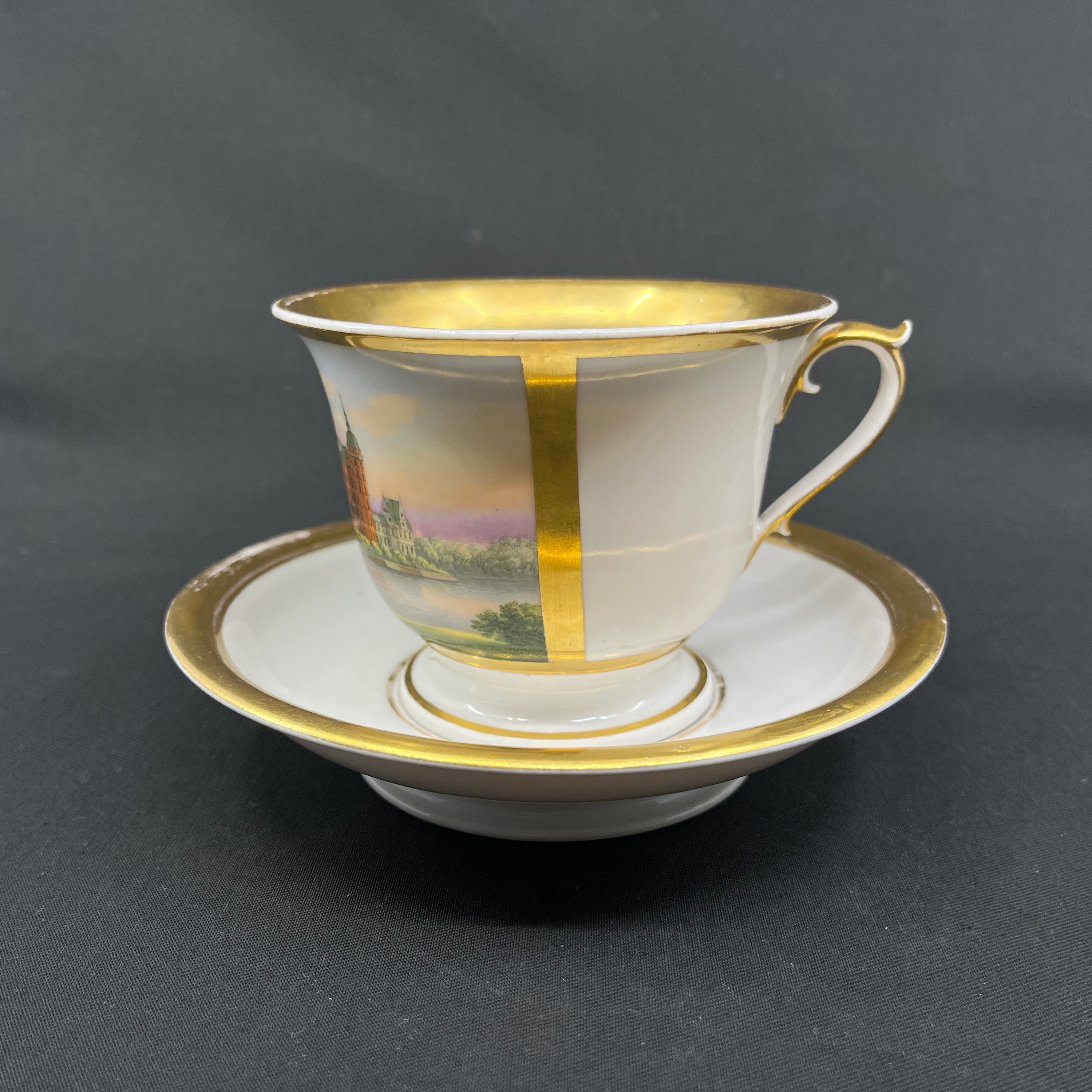 STOR kop fra Royal Copenhagen med motiv af Frederiksborg