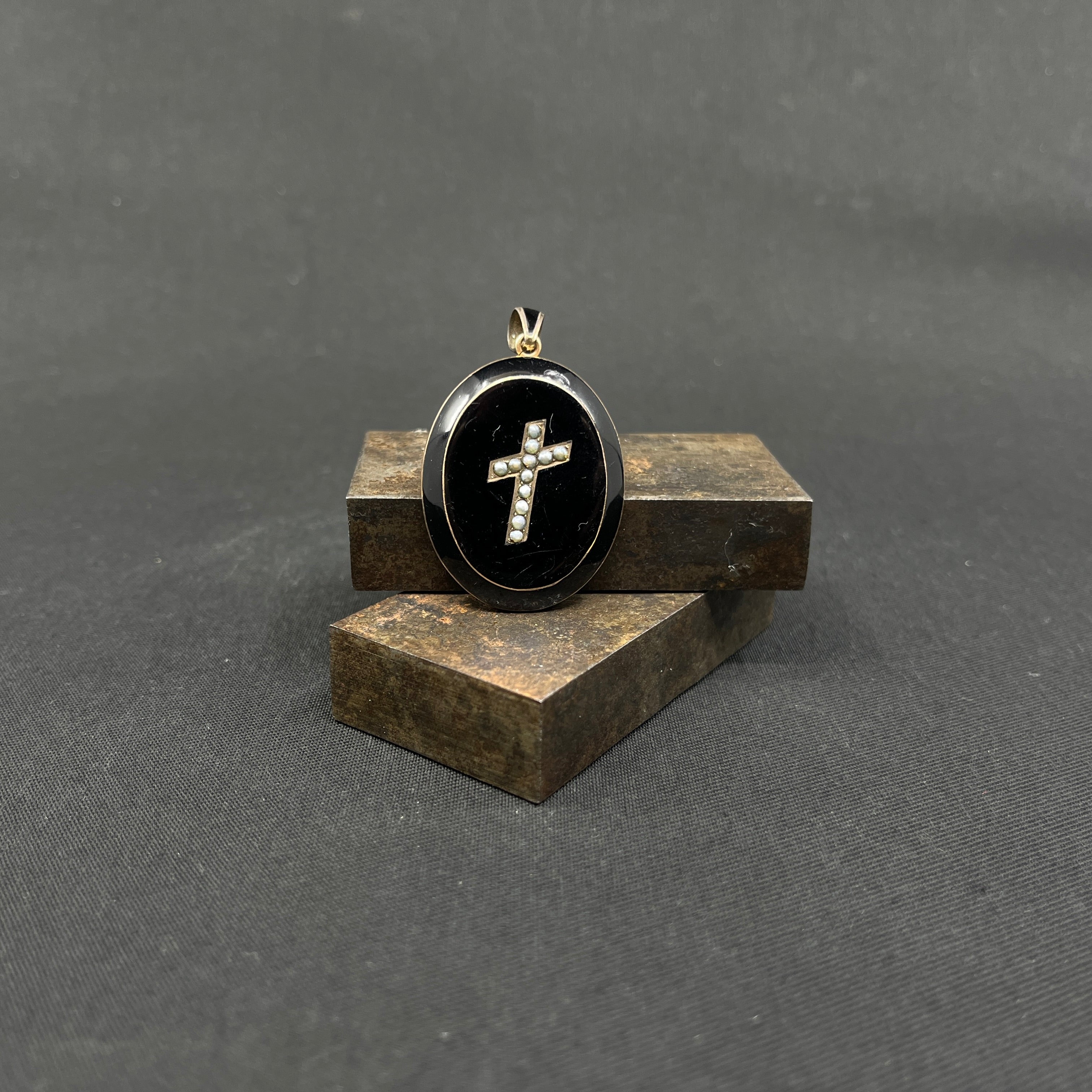 Broche vedhæng i forgyldt sølv med kors