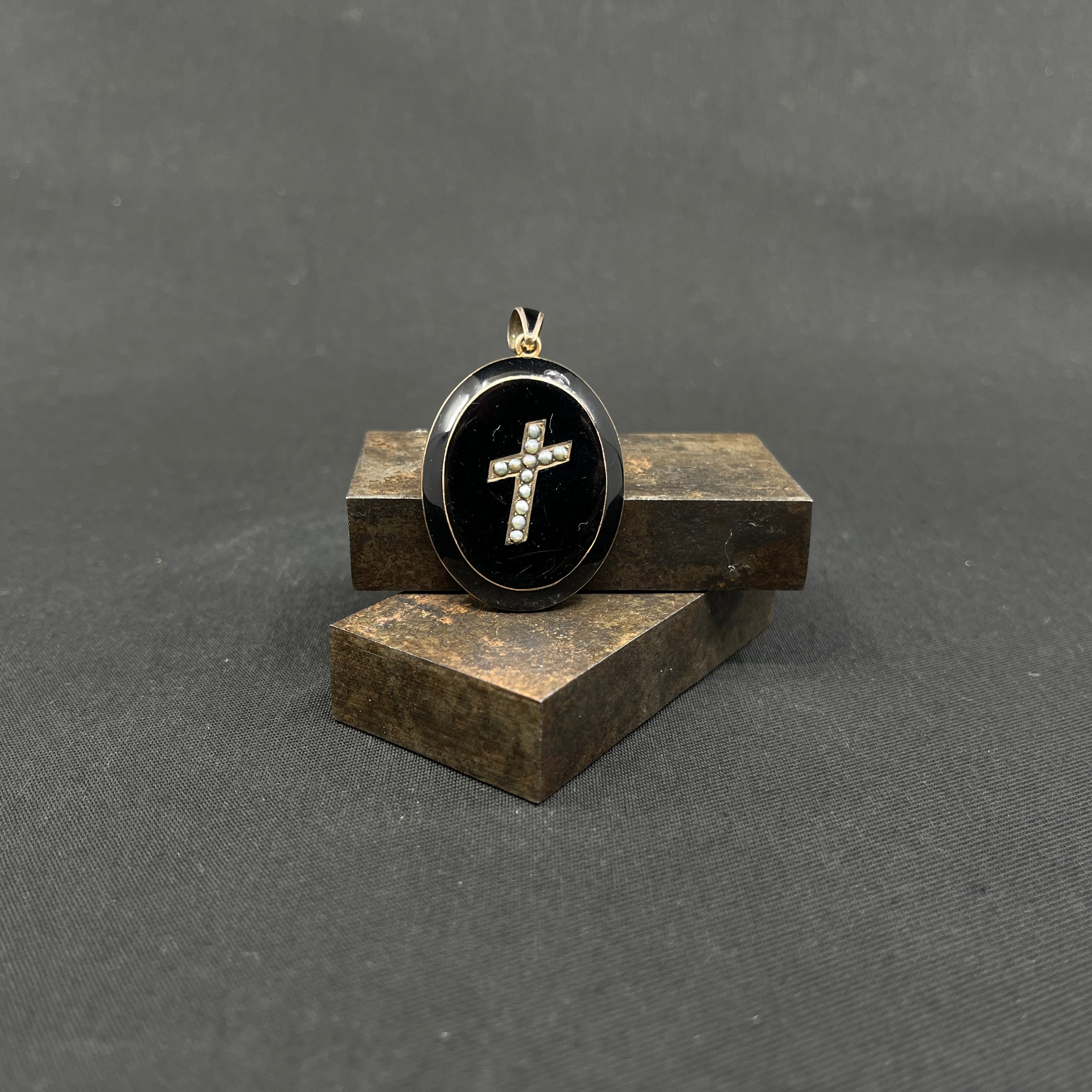 Broche vedhæng i forgyldt sølv med kors