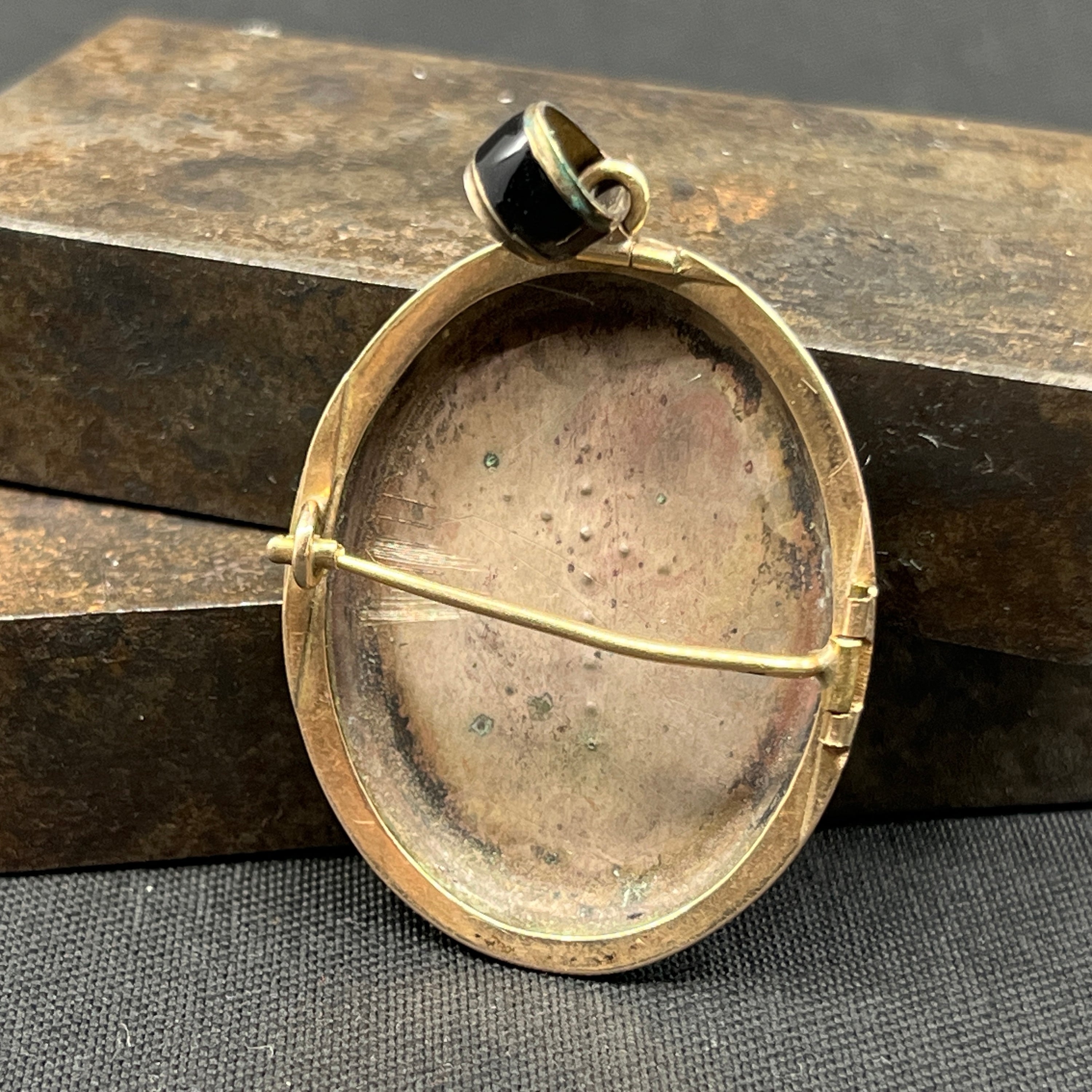 Broche vedhæng i forgyldt sølv med kors