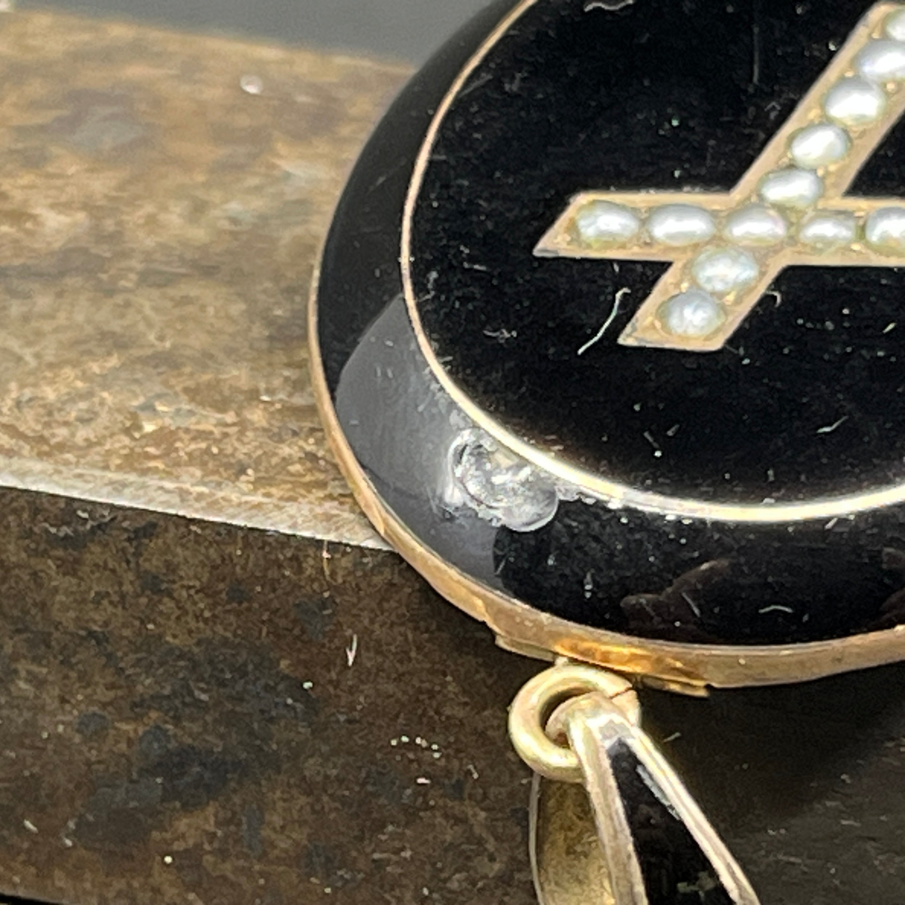 Broche vedhæng i forgyldt sølv med kors