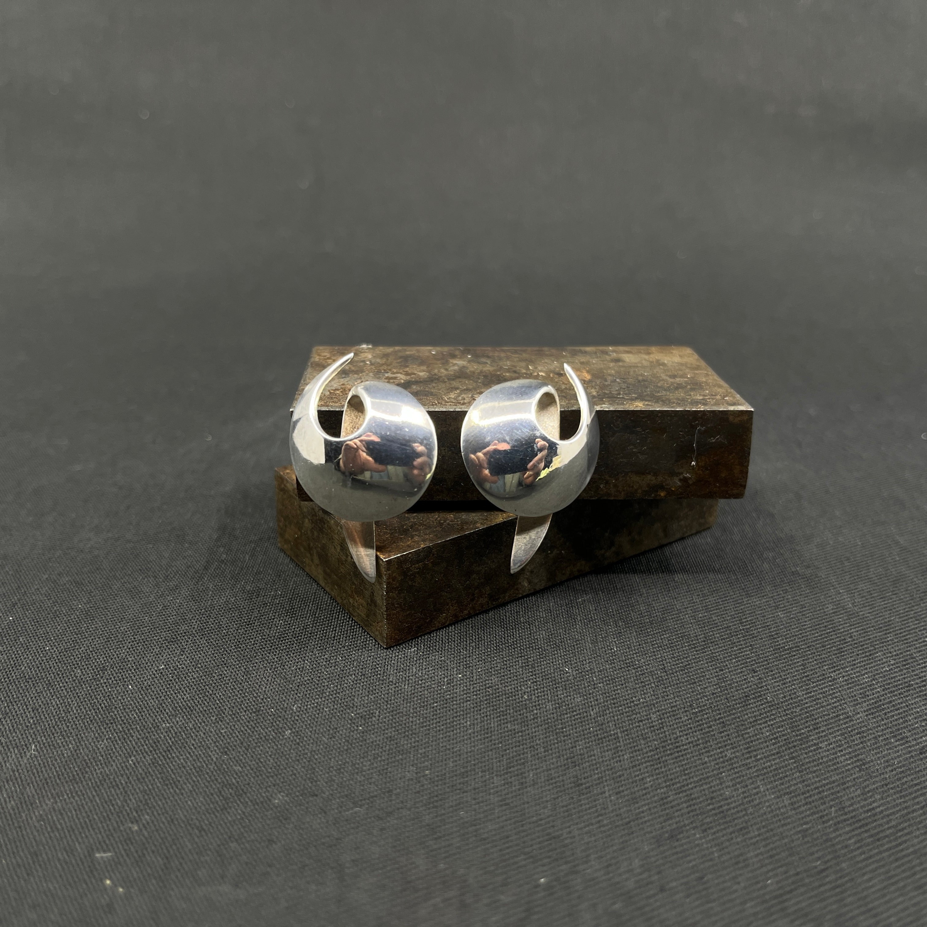 Et par moderne øreclips af N. E. From