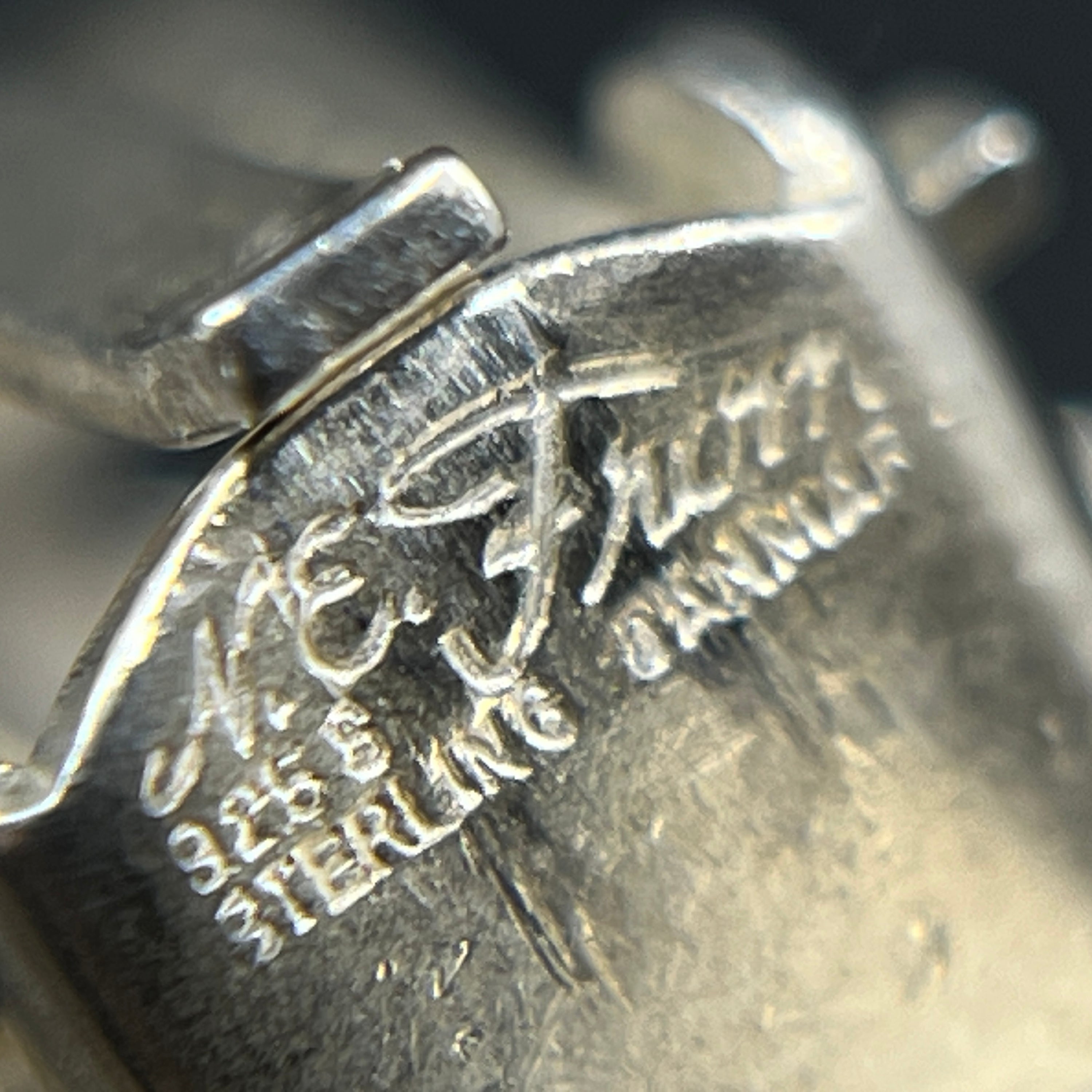 Et par moderne øreclips af N. E. From