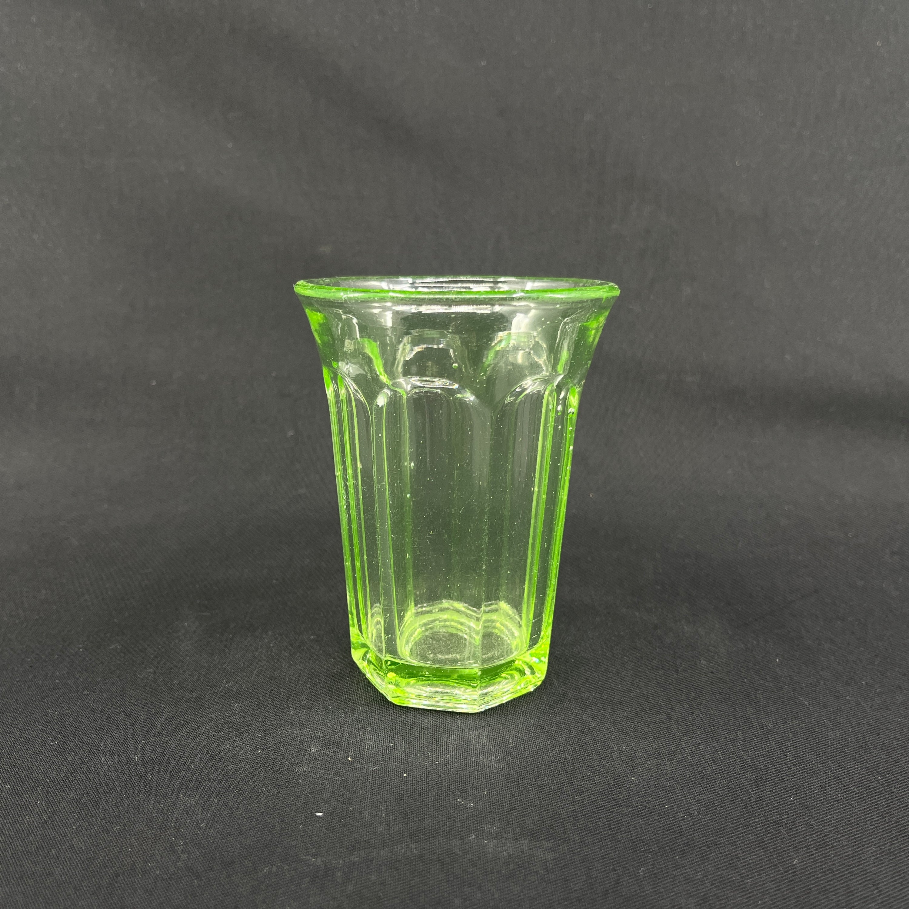 Urangrønt drikkeglas fra Fyens Glasværk