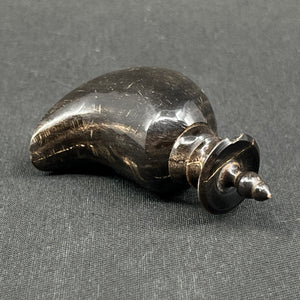 Parfumeflakon i horn