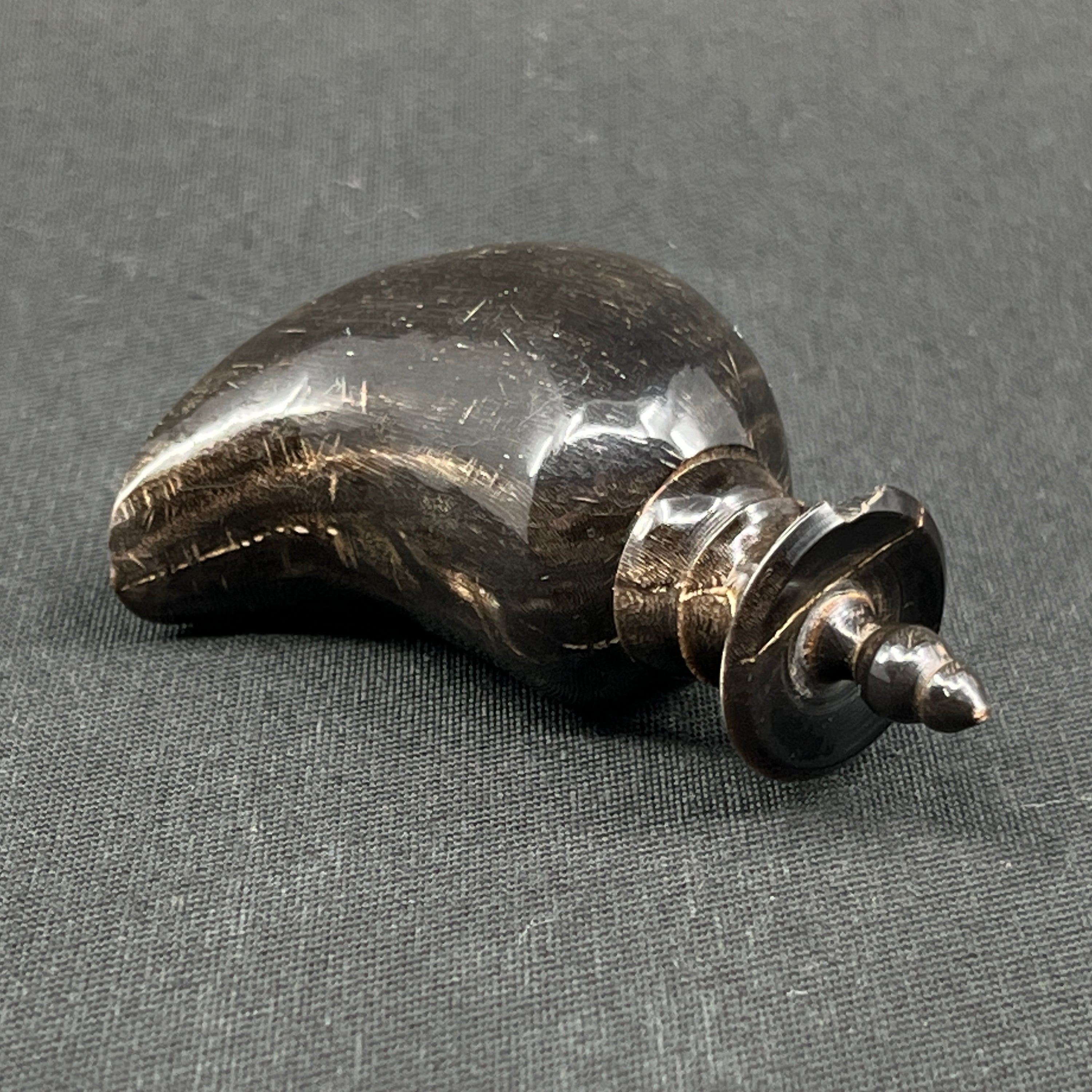 Parfumeflakon i horn