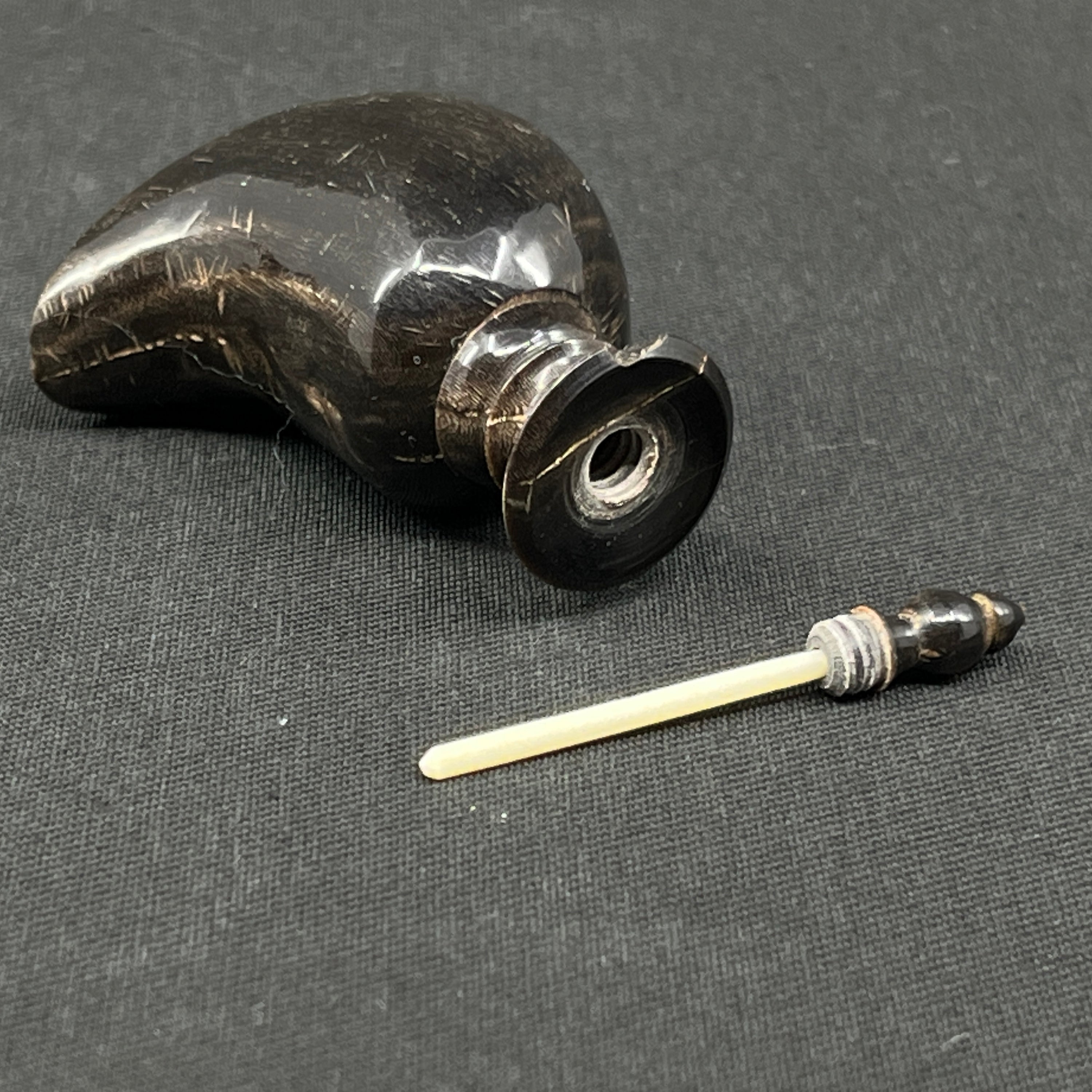 Parfumeflakon i horn