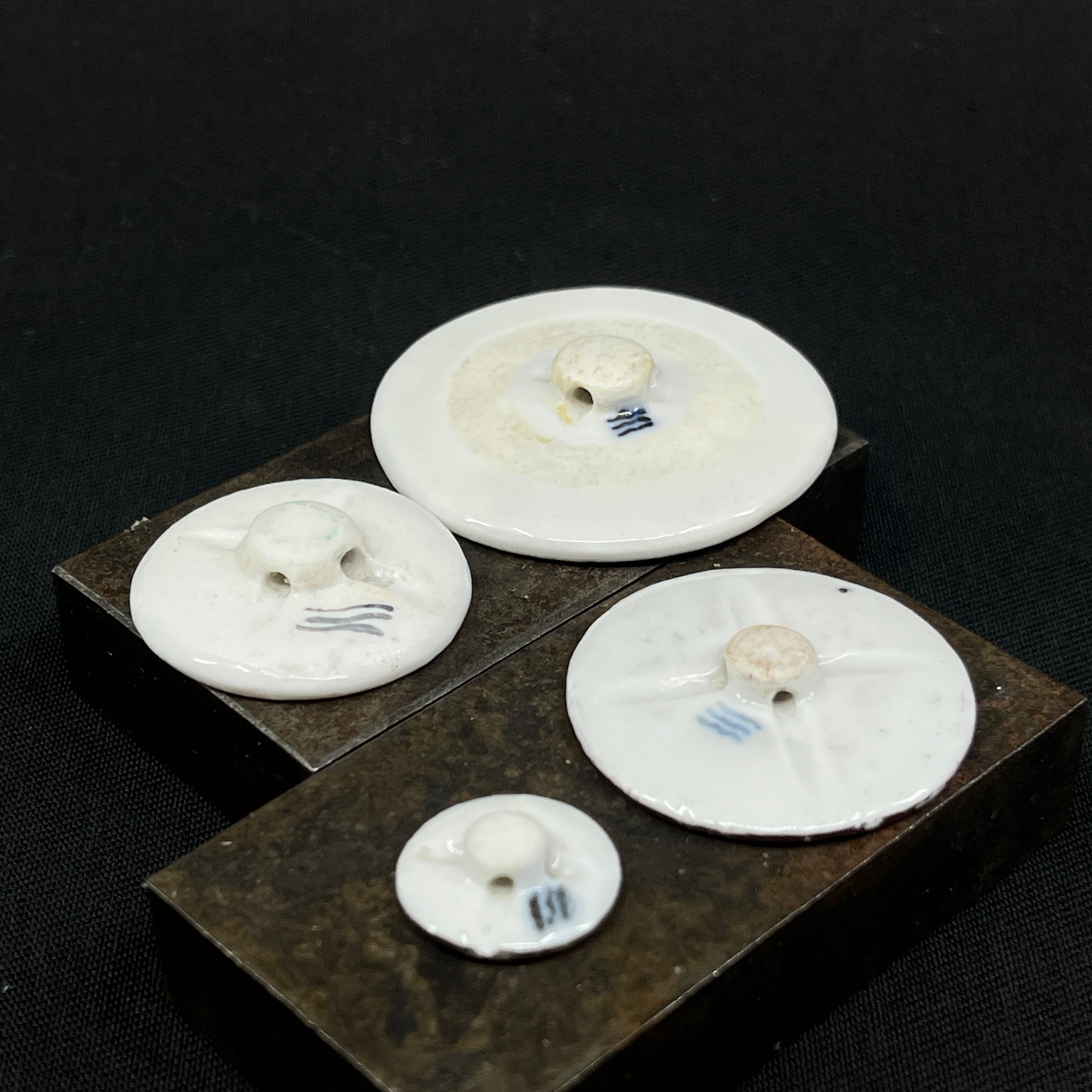 4 antikke knapper fra Royal Copenhagen