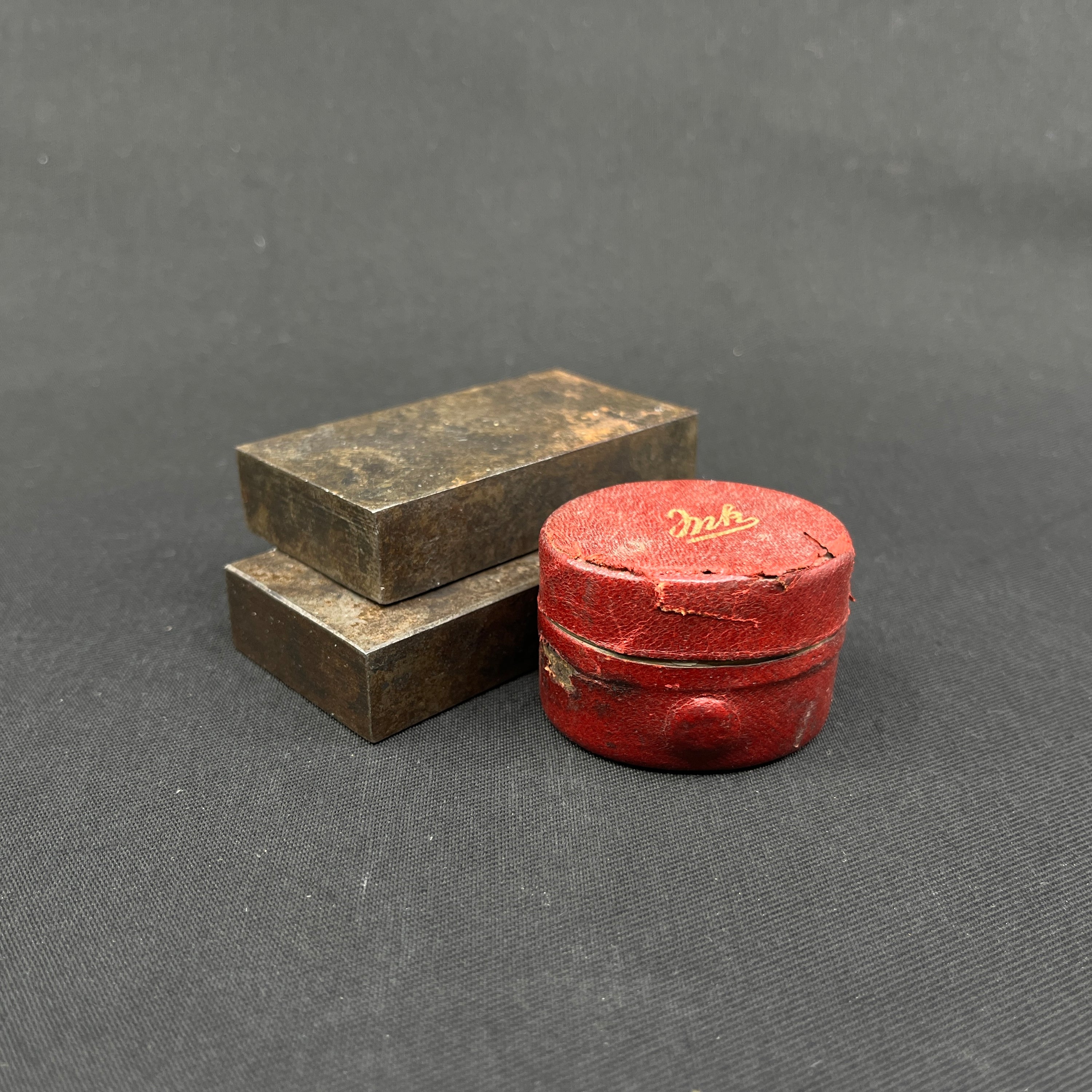 Rejse blækhus i messing og rødt læder