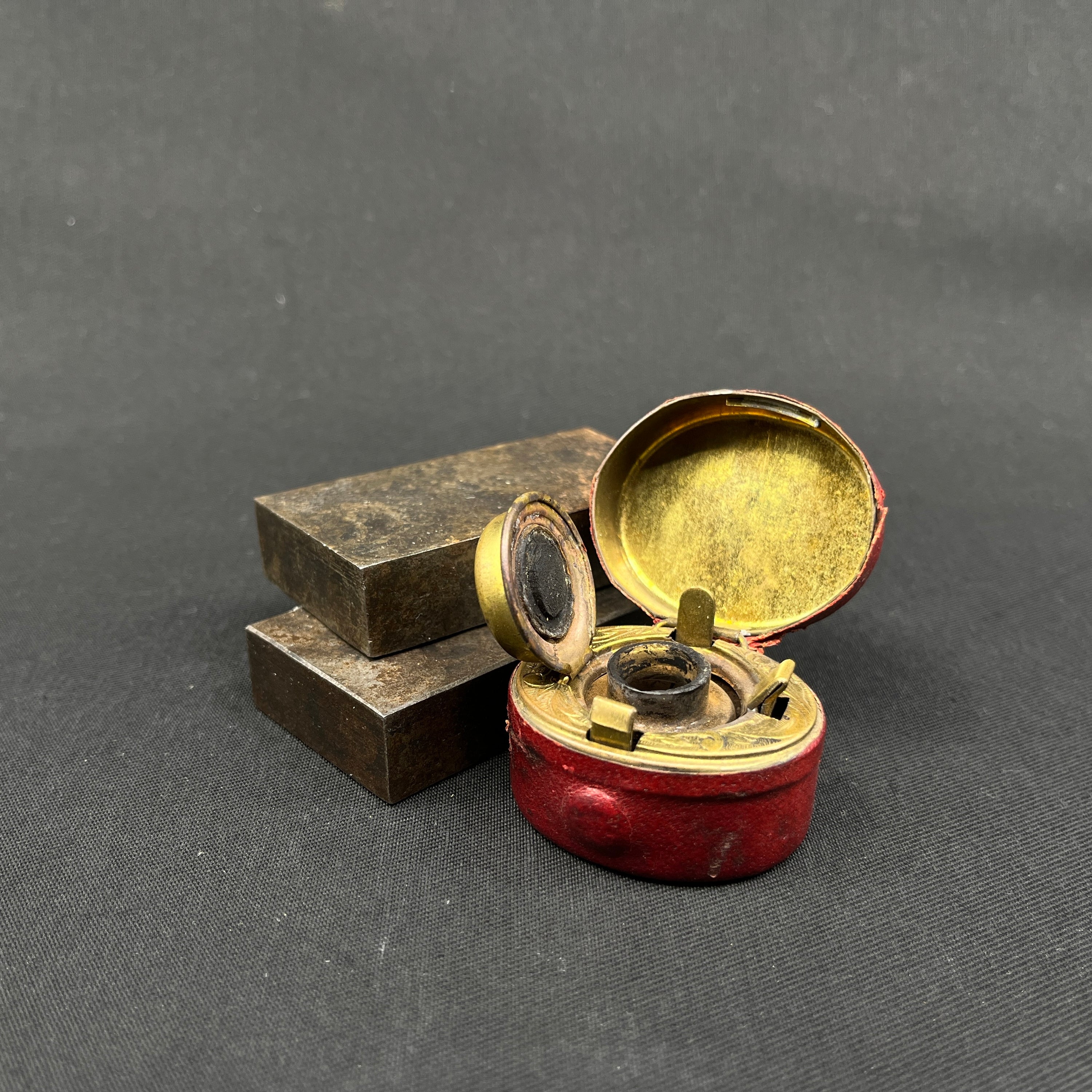 Rejse blækhus i messing og rødt læder