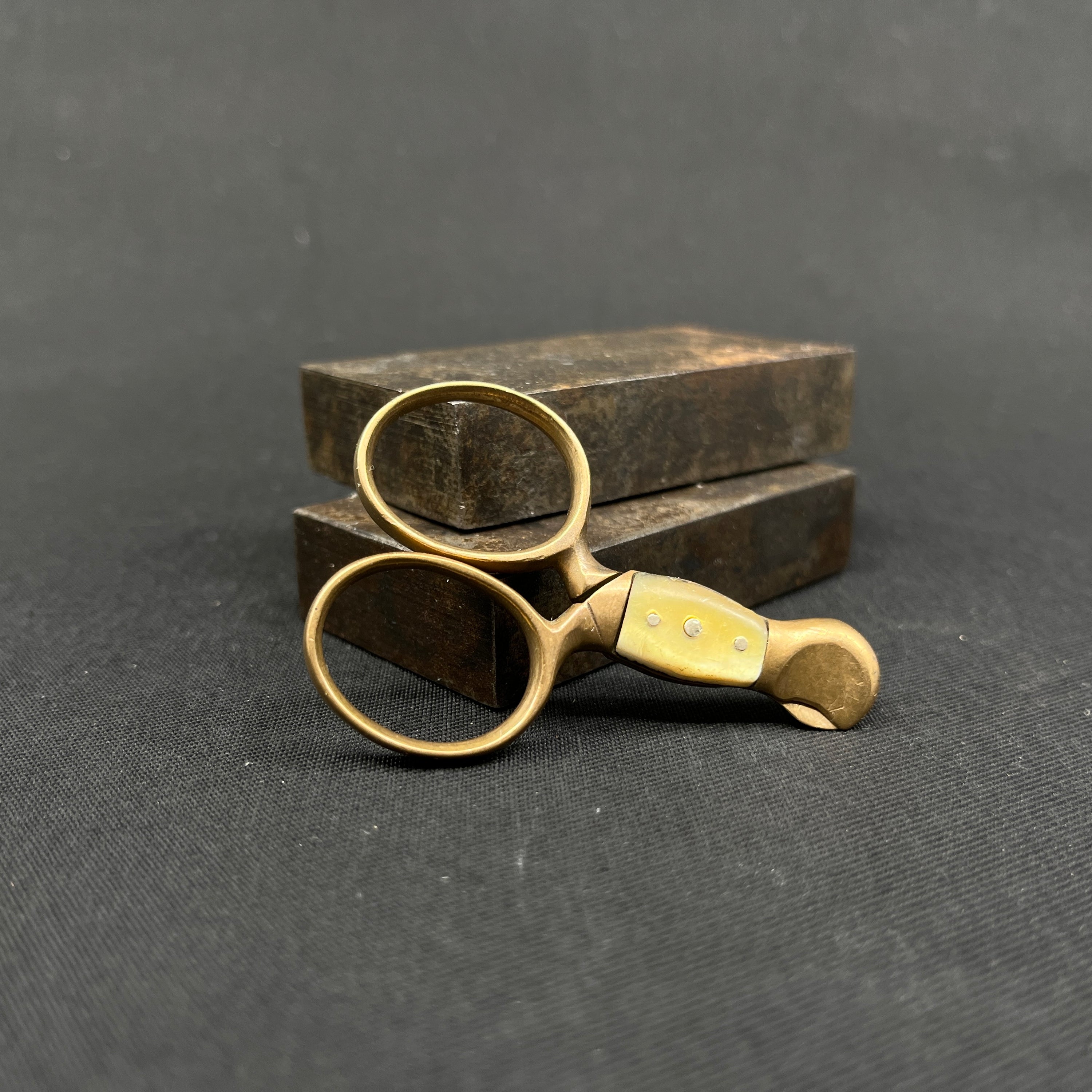 Cigarklipper i messing og perlemor