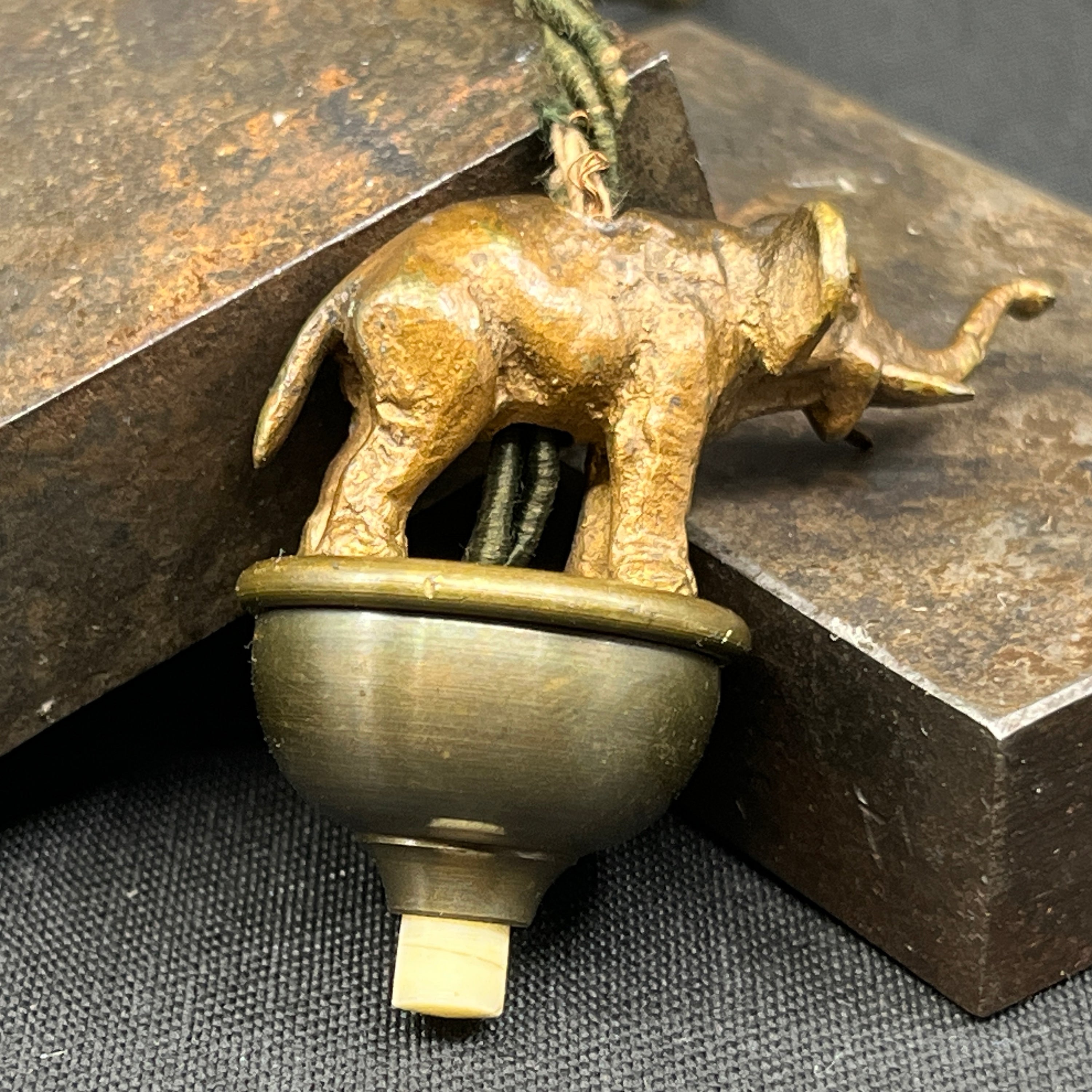 Elektrisk kontakt til stuepigen - wienerbronze