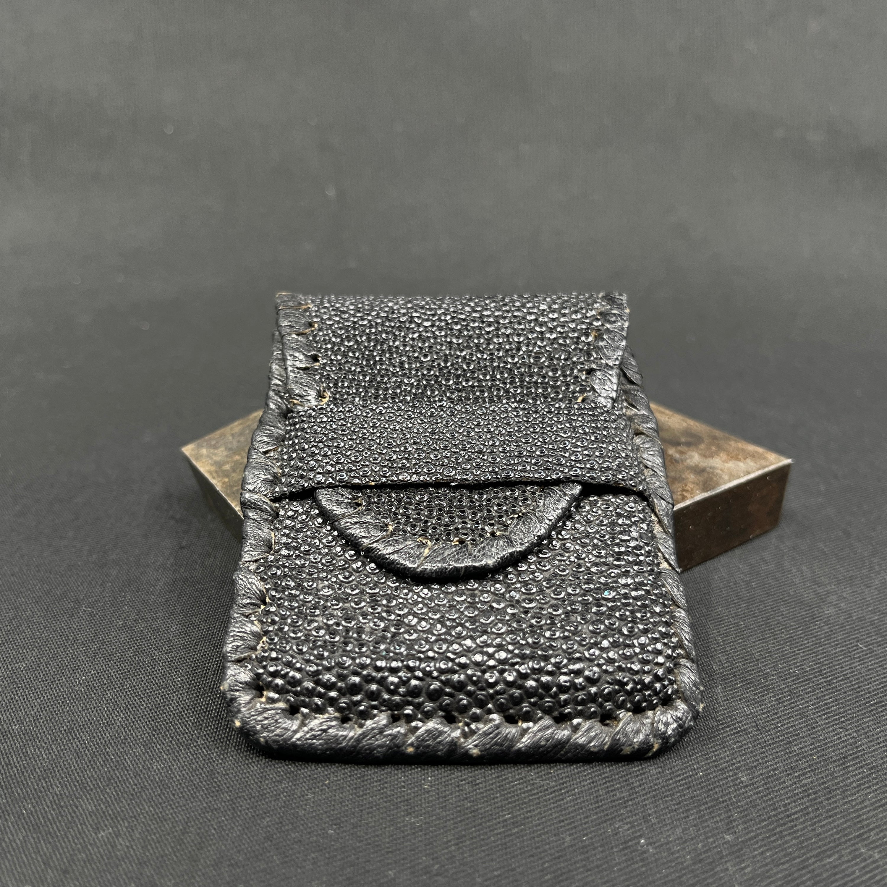 Sort pung af skind fra en rokke