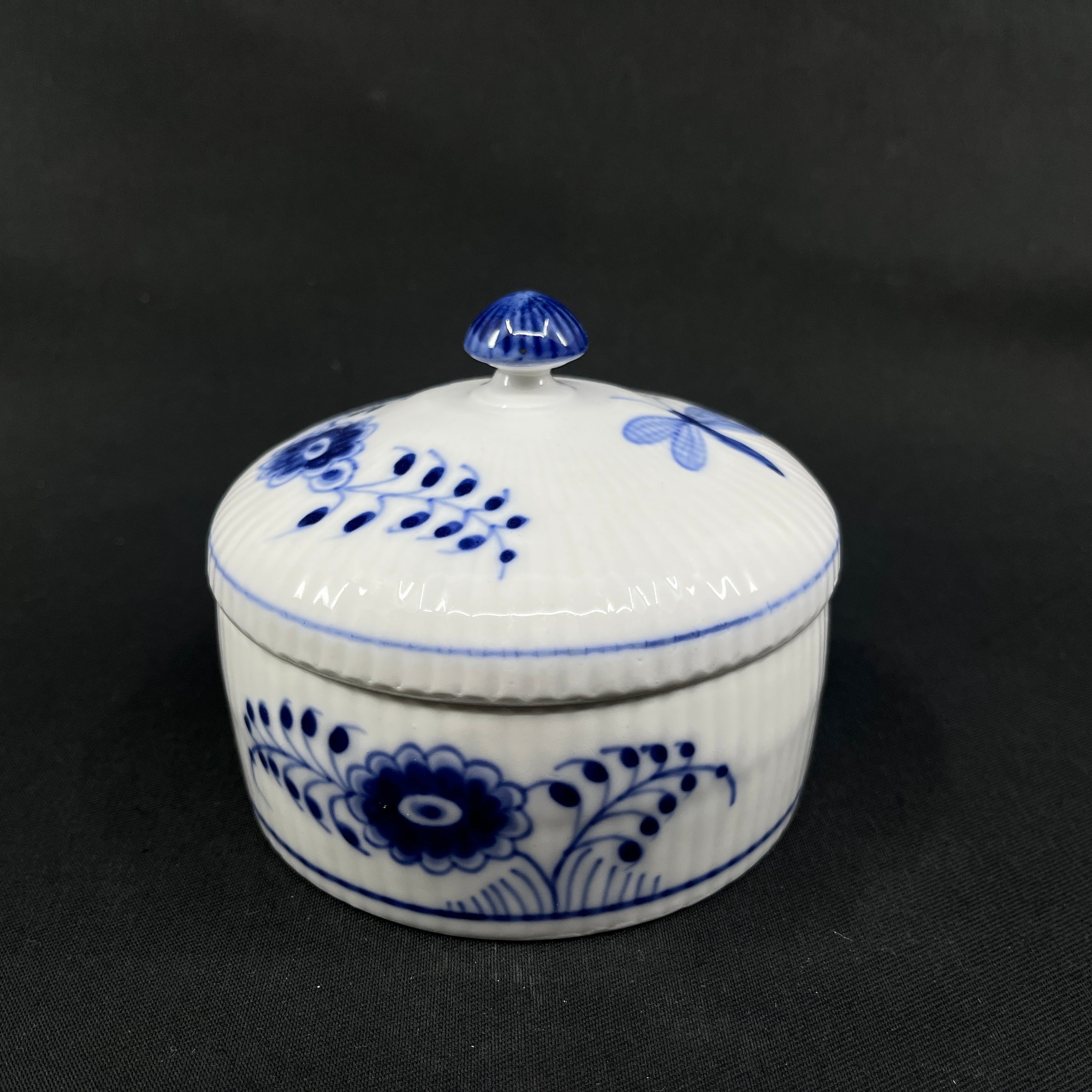 Musselmalet Riflet sommerfugle æske, lille fejl