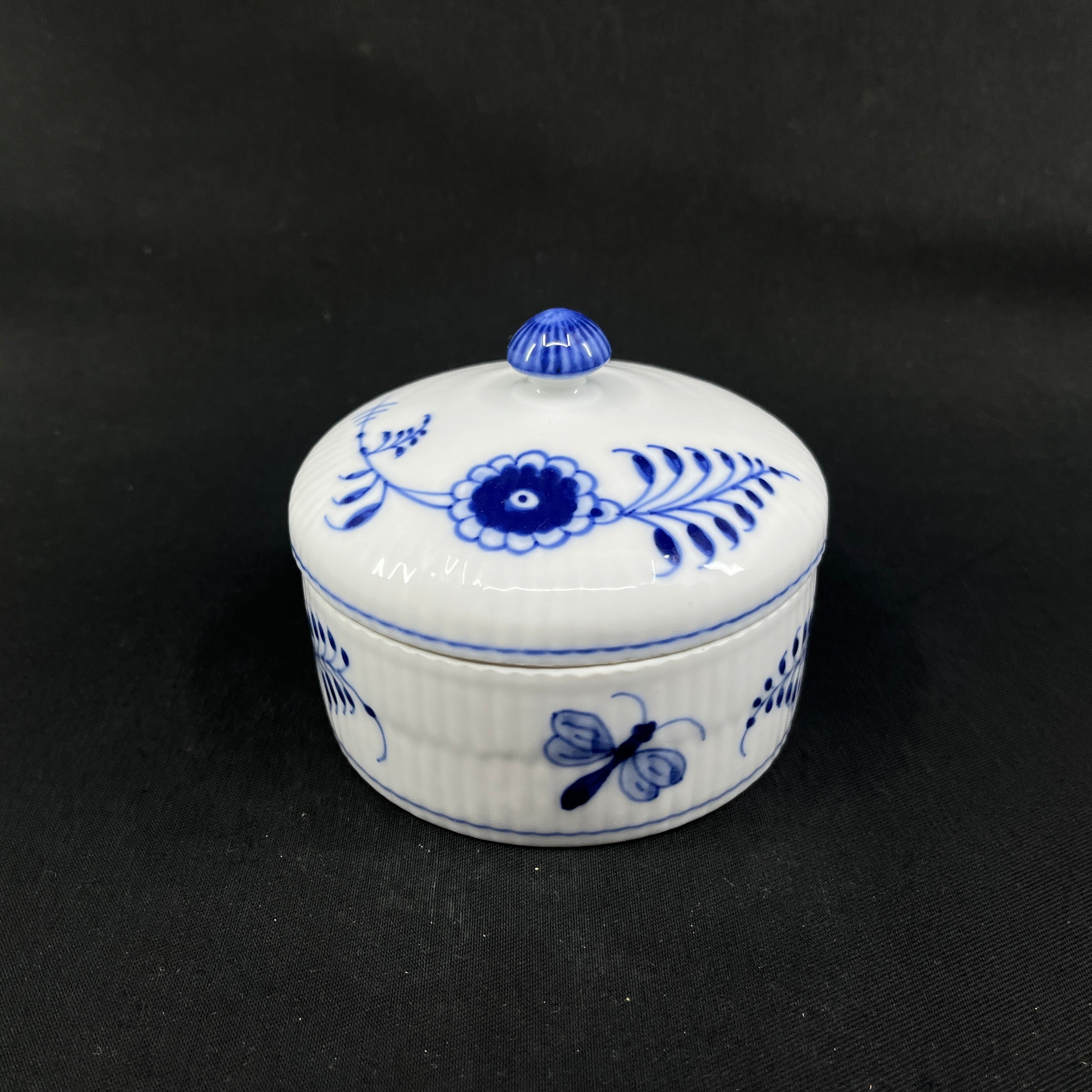 Musselmalet Riflet sommerfugle æske, lille fejl