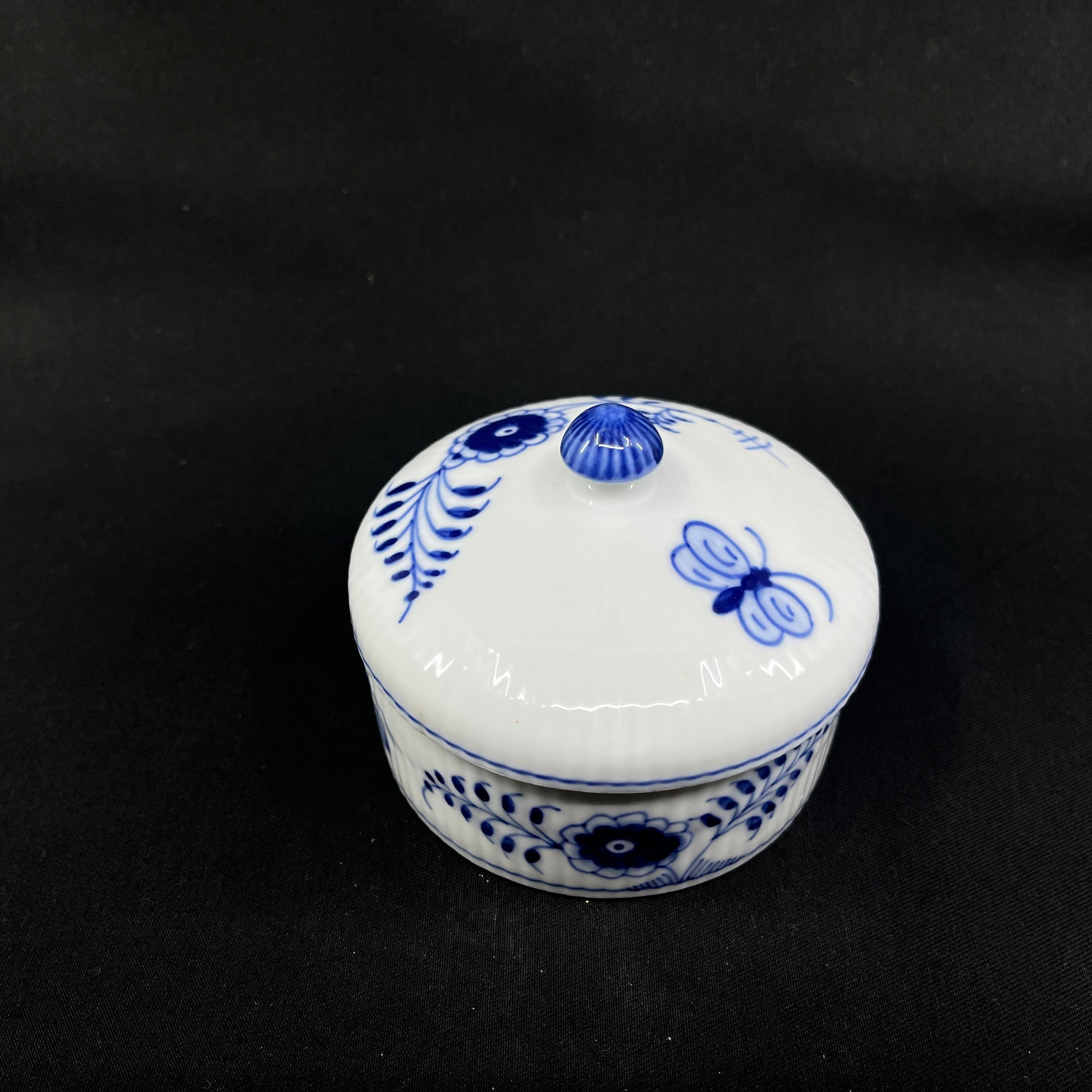 Musselmalet Riflet sommerfugle æske, lille fejl