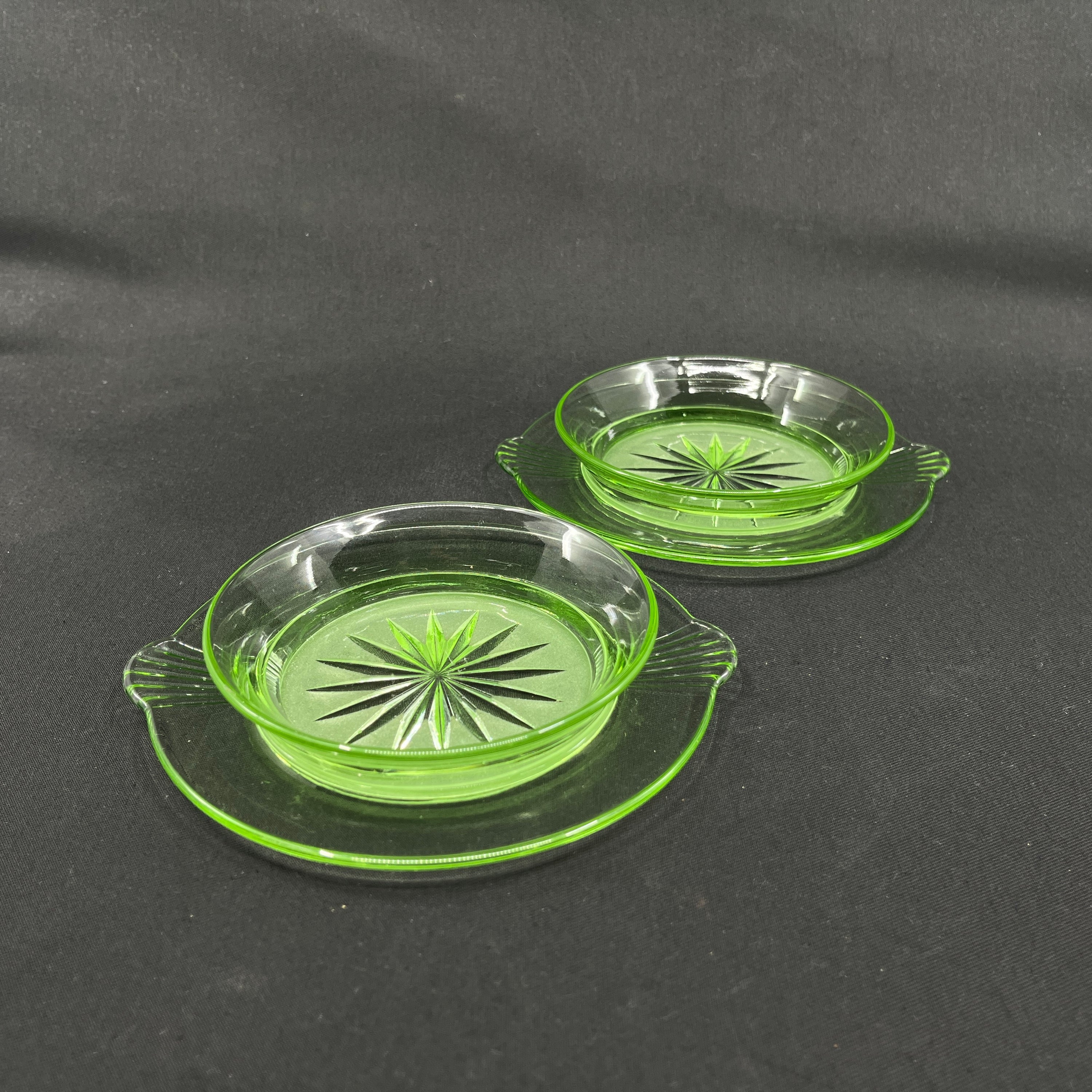 Et par urangrønne flaskebakker i glas