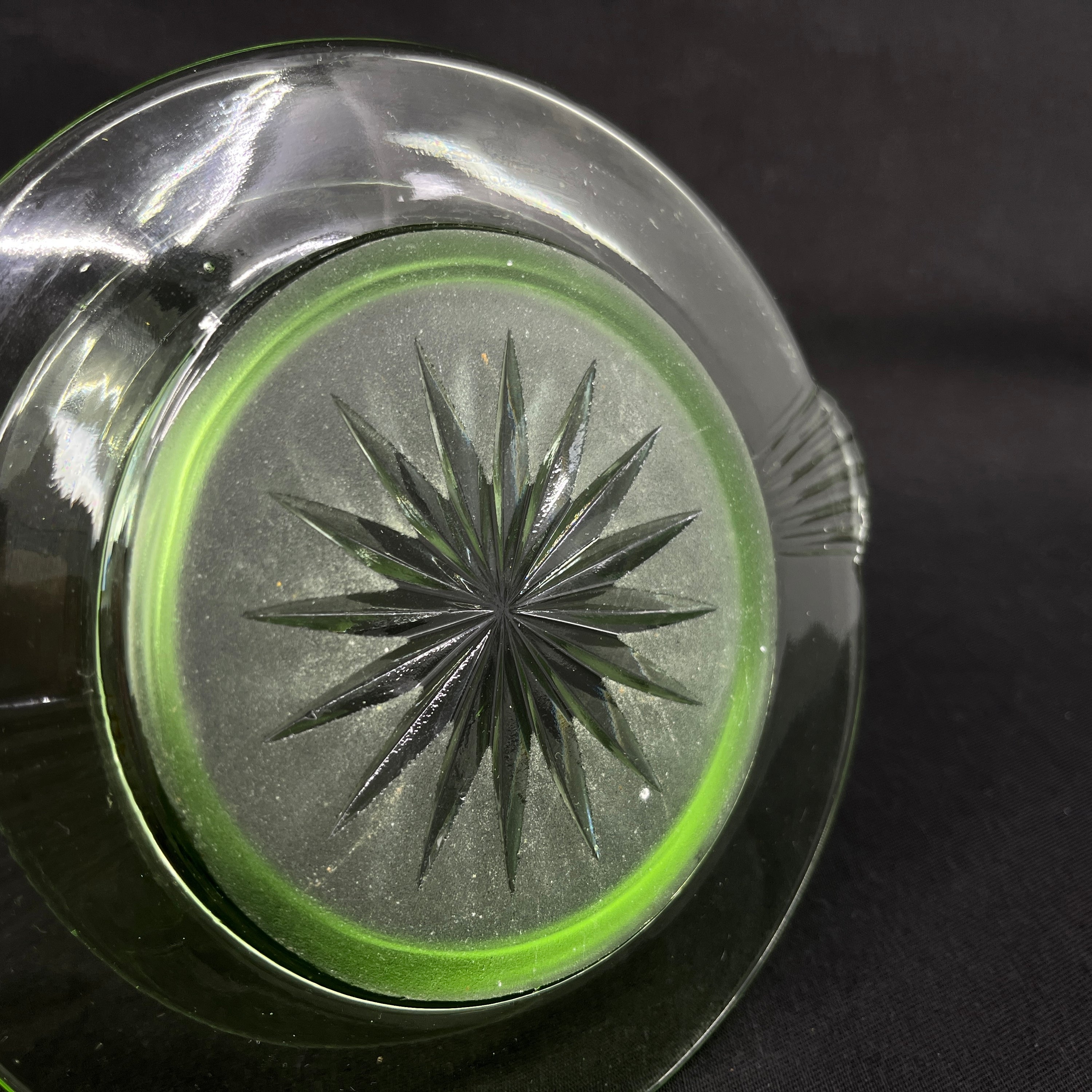 Et par urangrønne flaskebakker i glas