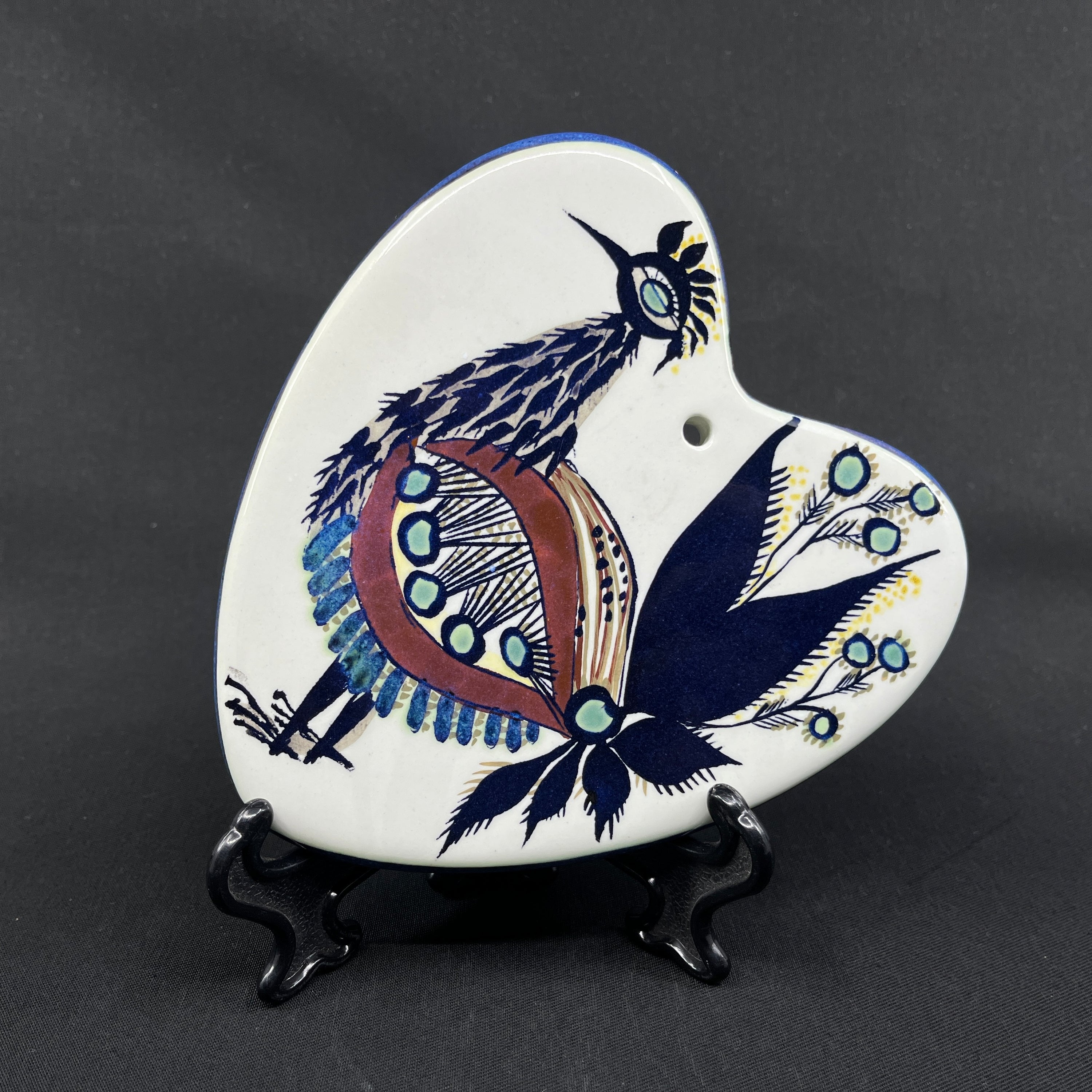 Round sandwich board with house sparrow