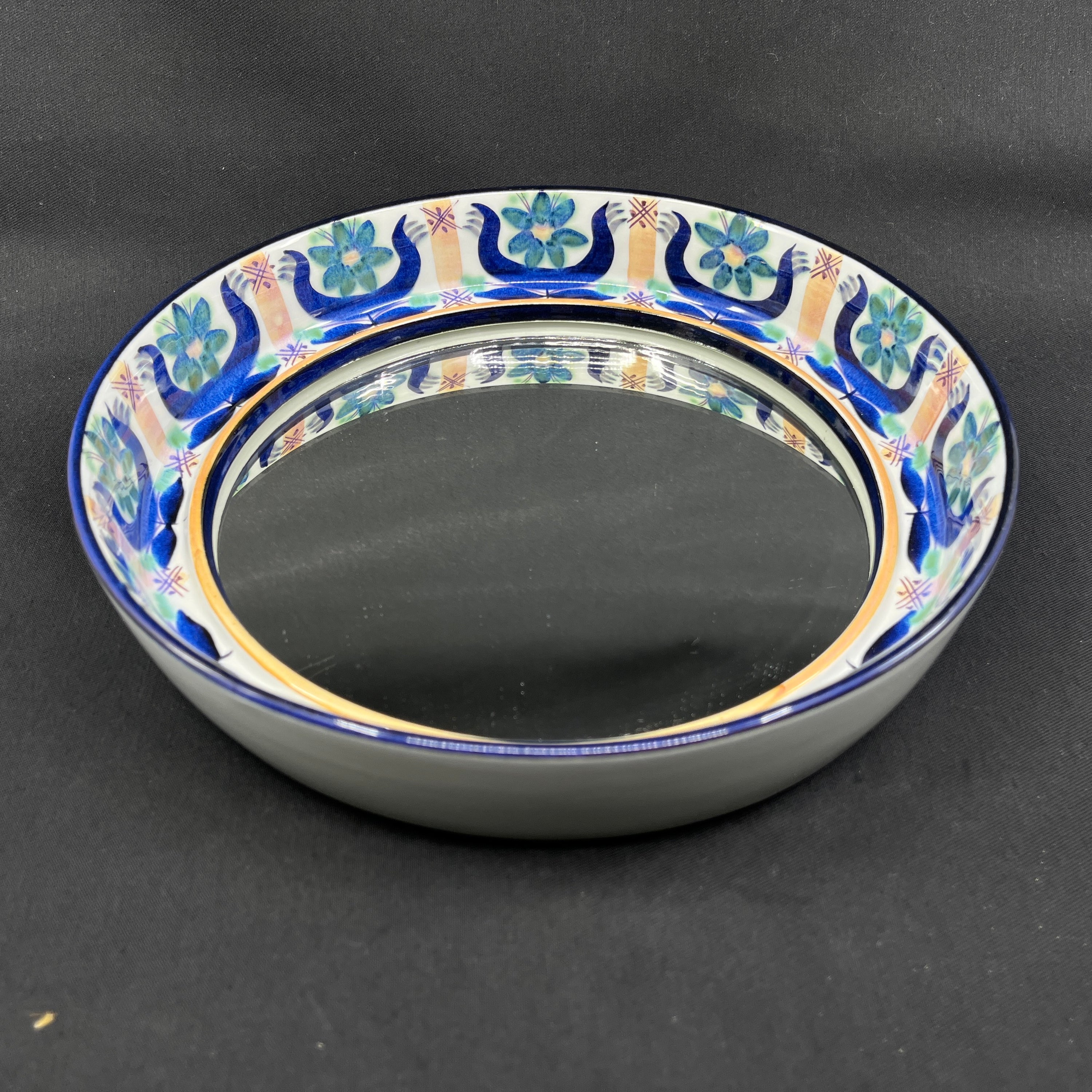 Round sandwich board with house sparrow