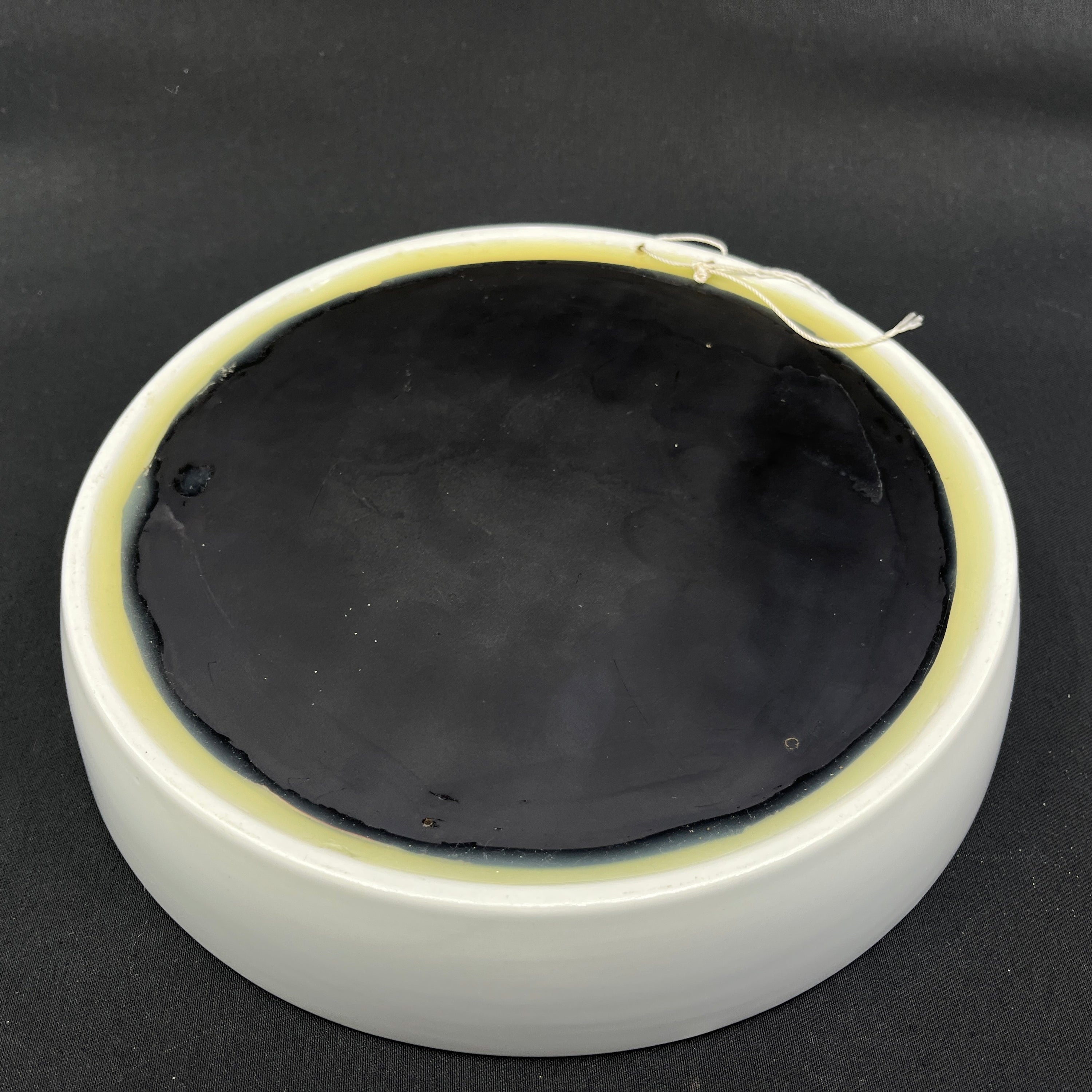 Round sandwich board with house sparrow