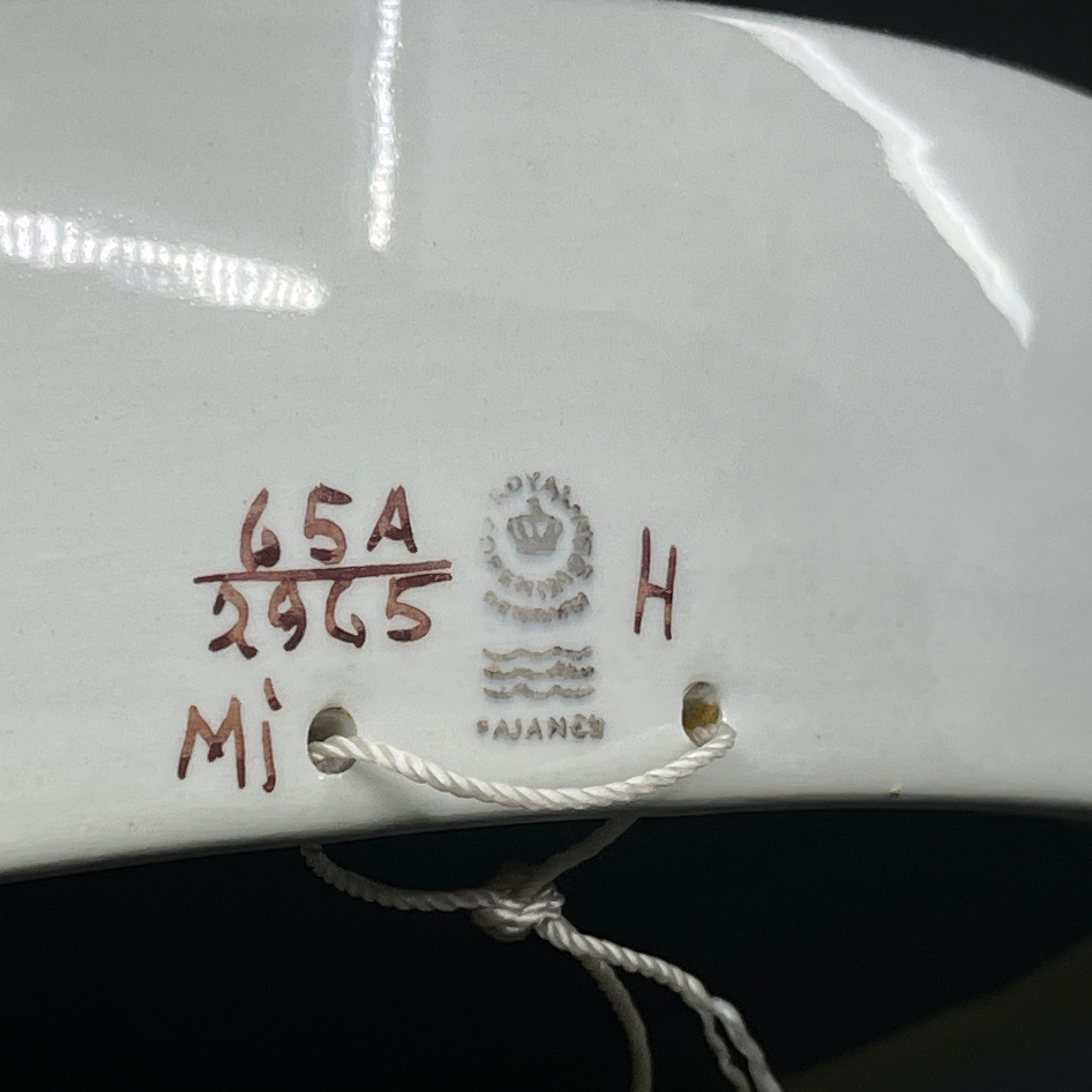 Round sandwich board with house sparrow