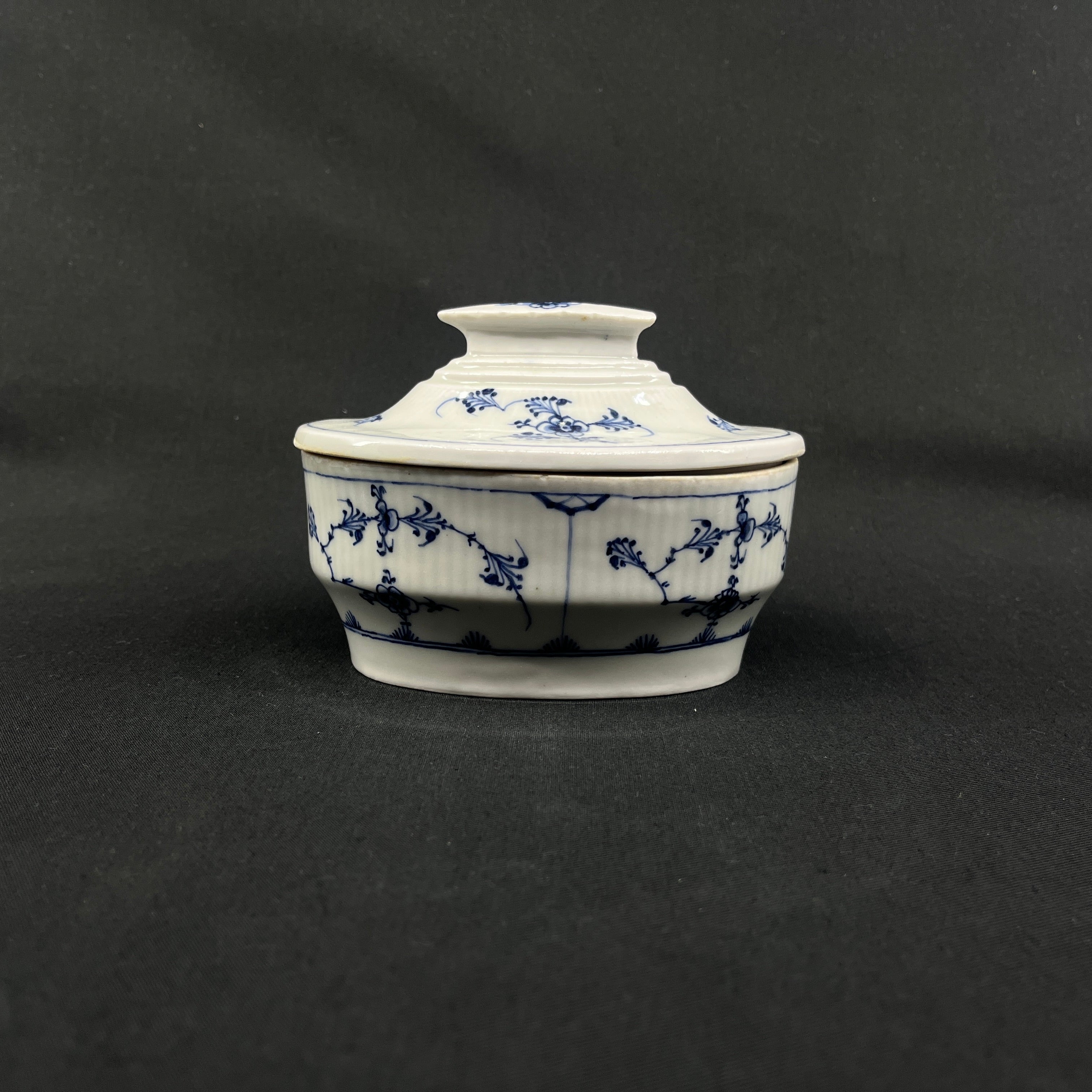 Musselmalet Riflet smørskål fra 1780'erne