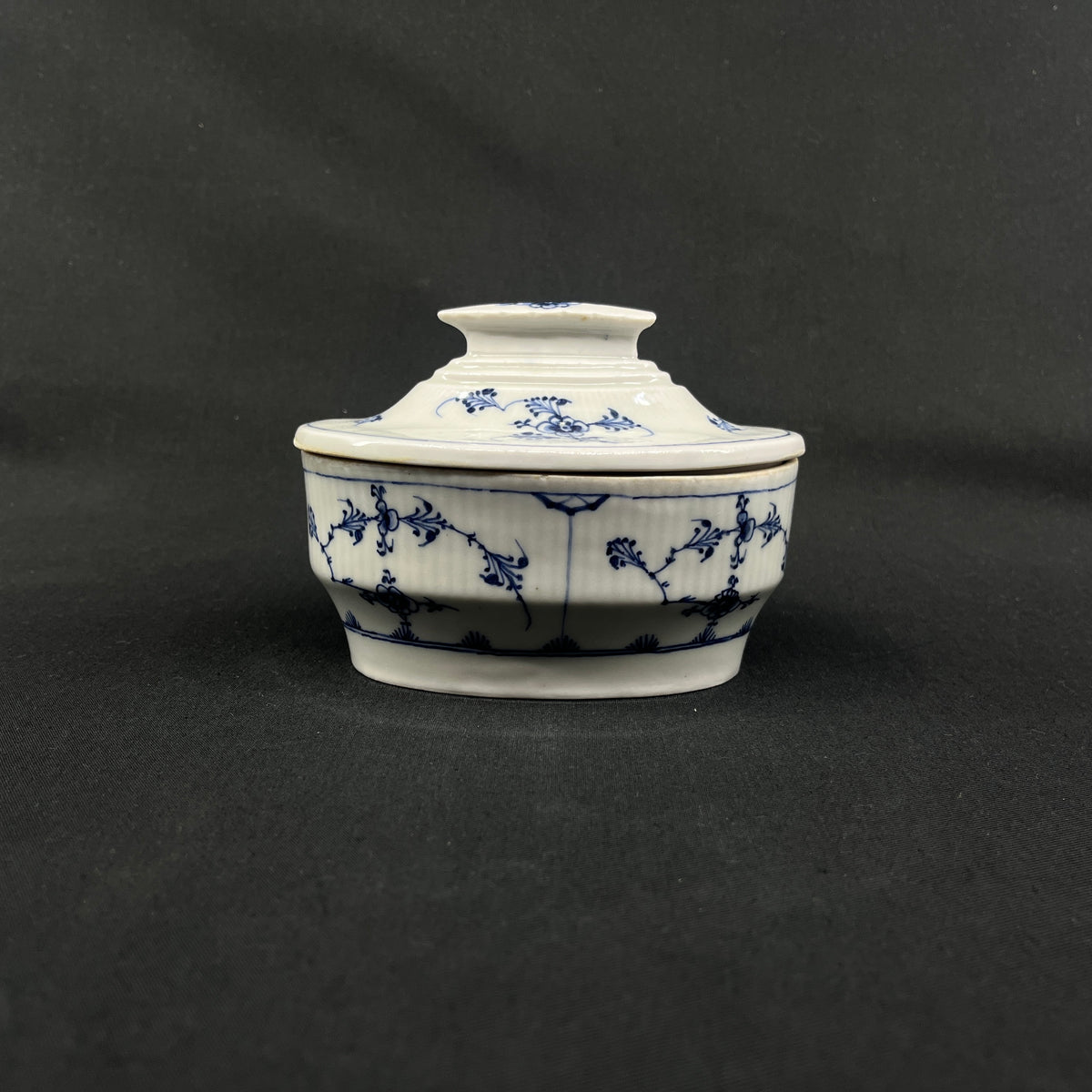 Musselmalet Riflet smørskål fra 1780'erne