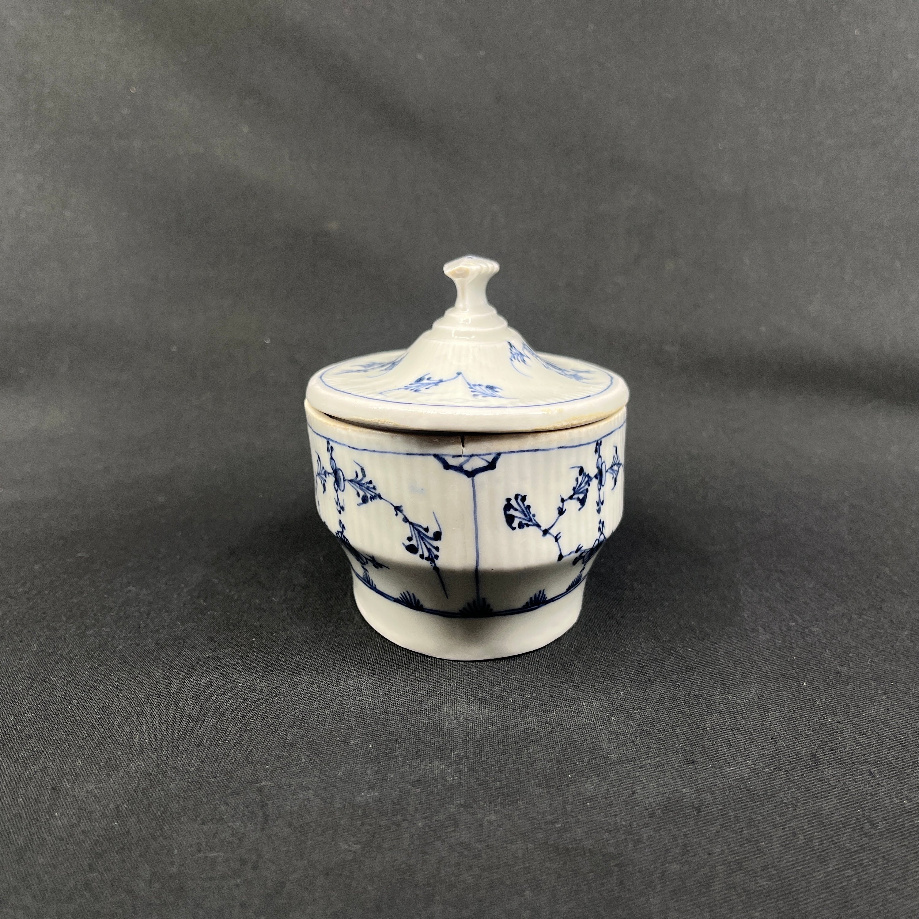 Mussel painted Fluted deep plate from the 1790s