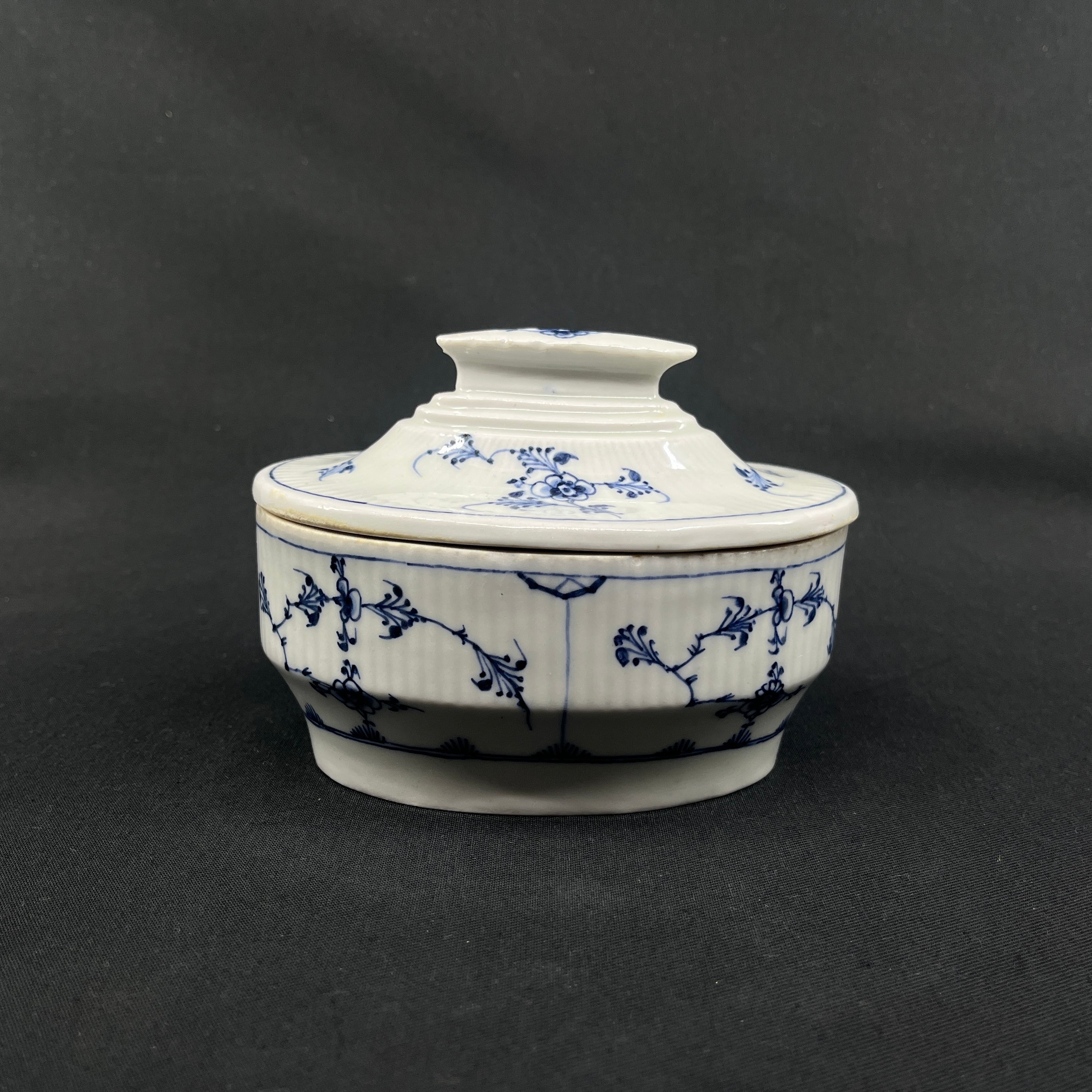 Mussel painted Fluted deep plate from the 1790s