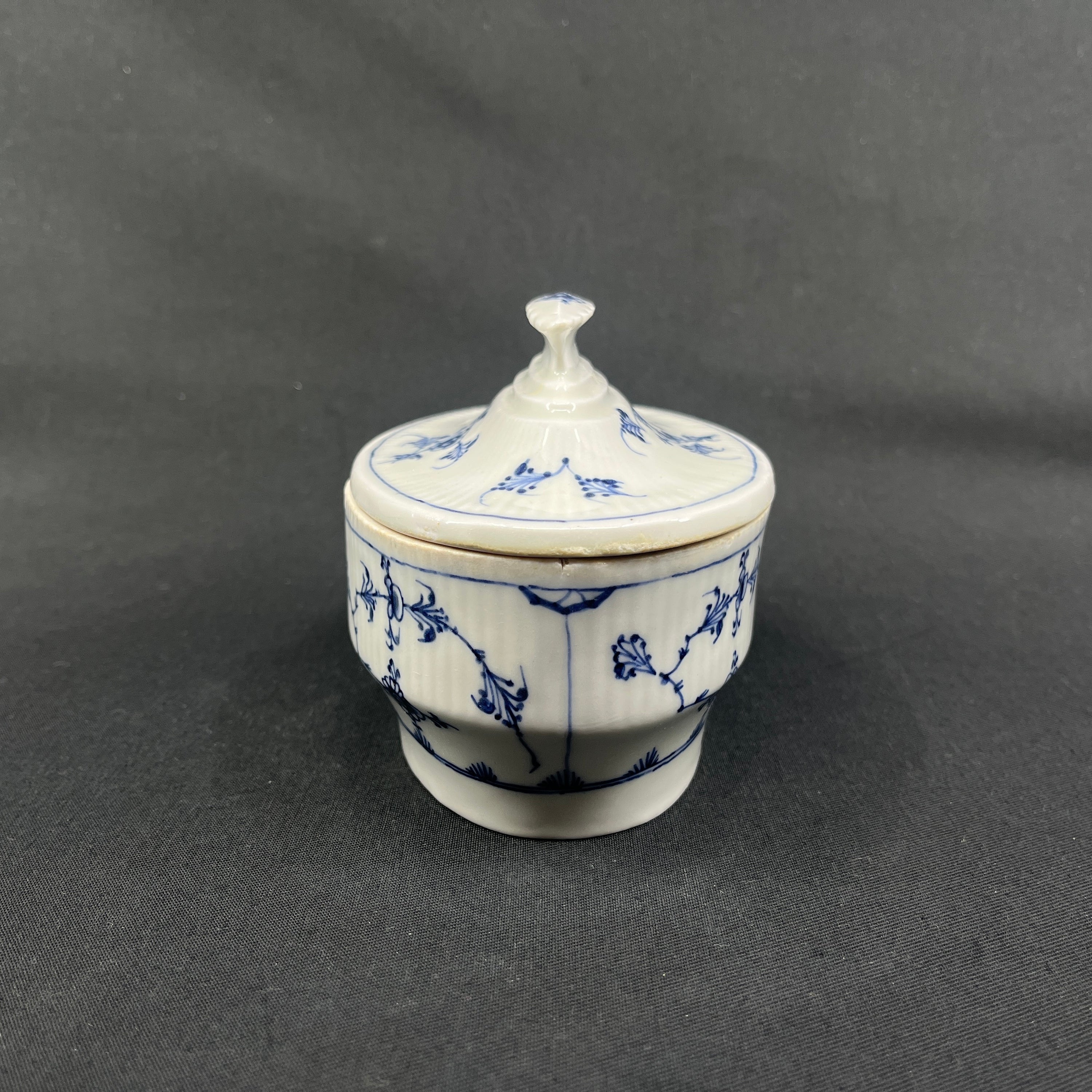 Mussel painted Fluted deep plate from the 1790s