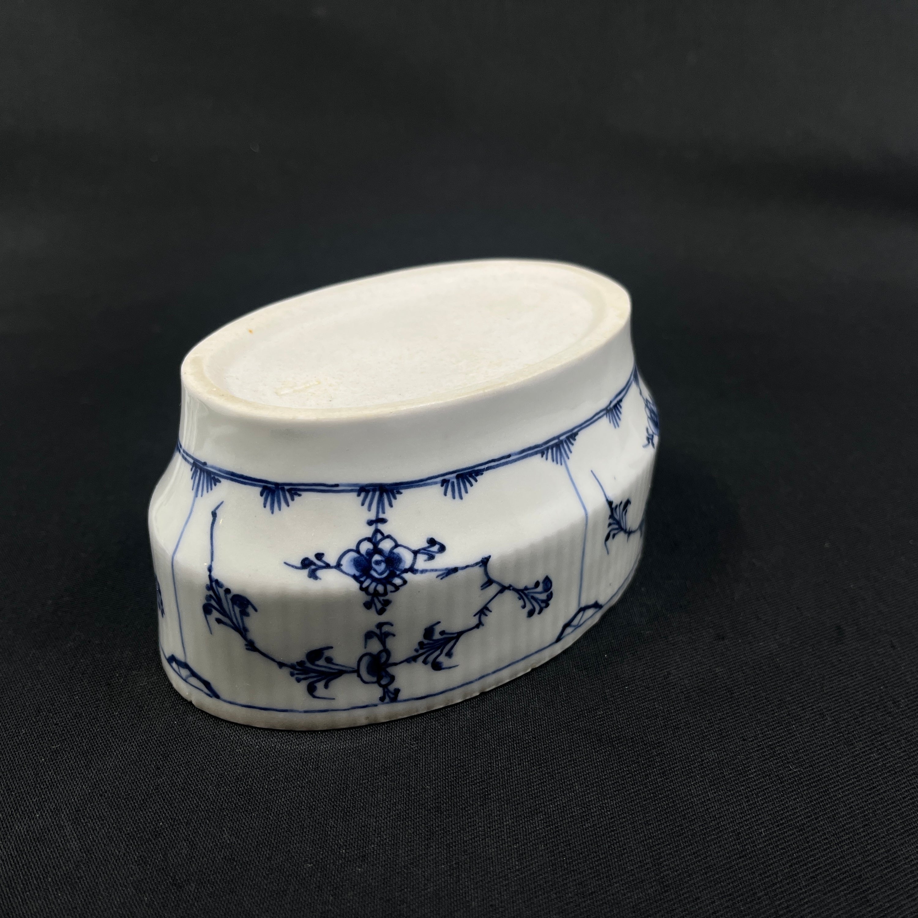 Mussel painted Fluted deep plate from the 1790s