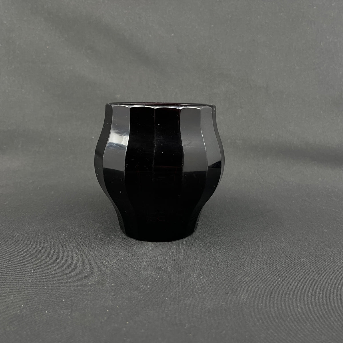Rubinrød art deco vase. buttet form
