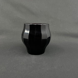 Rubinrød art deco vase. buttet form