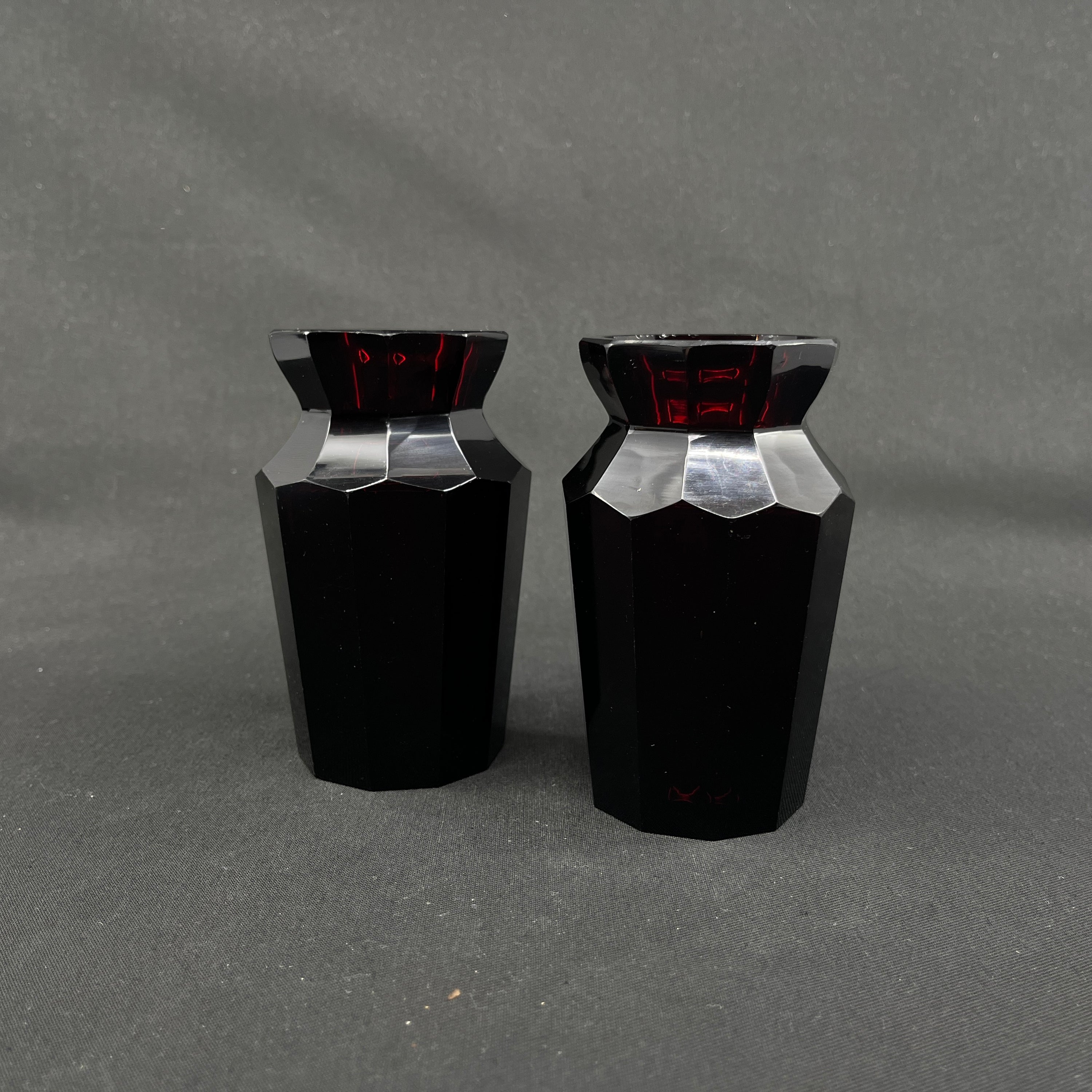 A set of ruby red art deco vases, 11,5 cm.