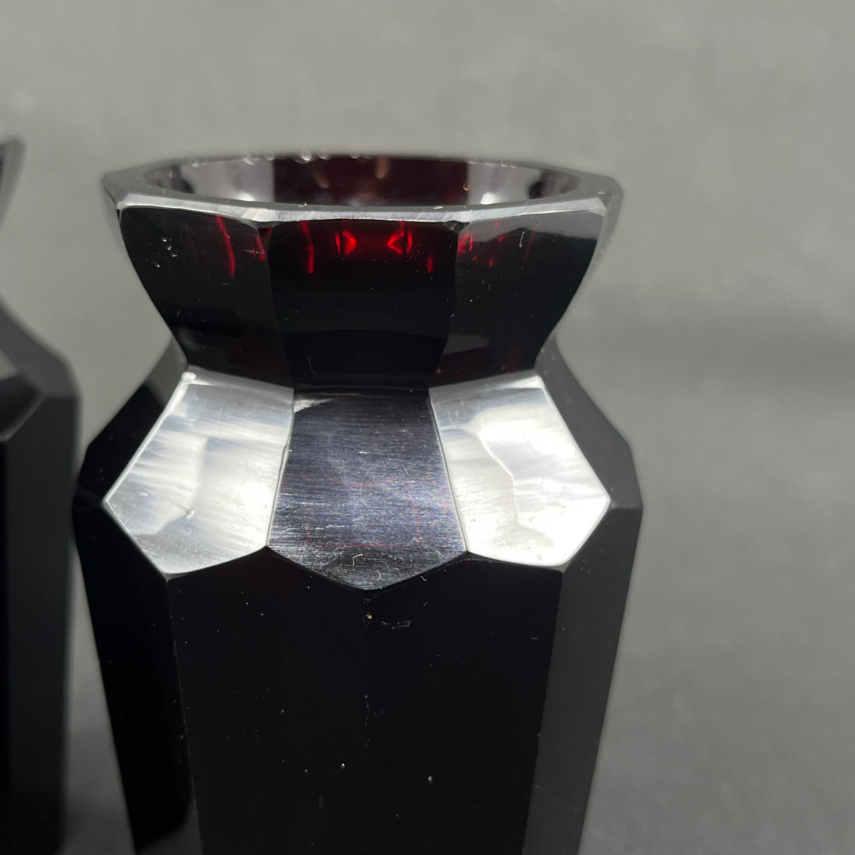 Et par rubinrøde art deco vaser, 11,5 cm.