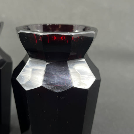 Et par rubinrøde art deco vaser, 11,5 cm.