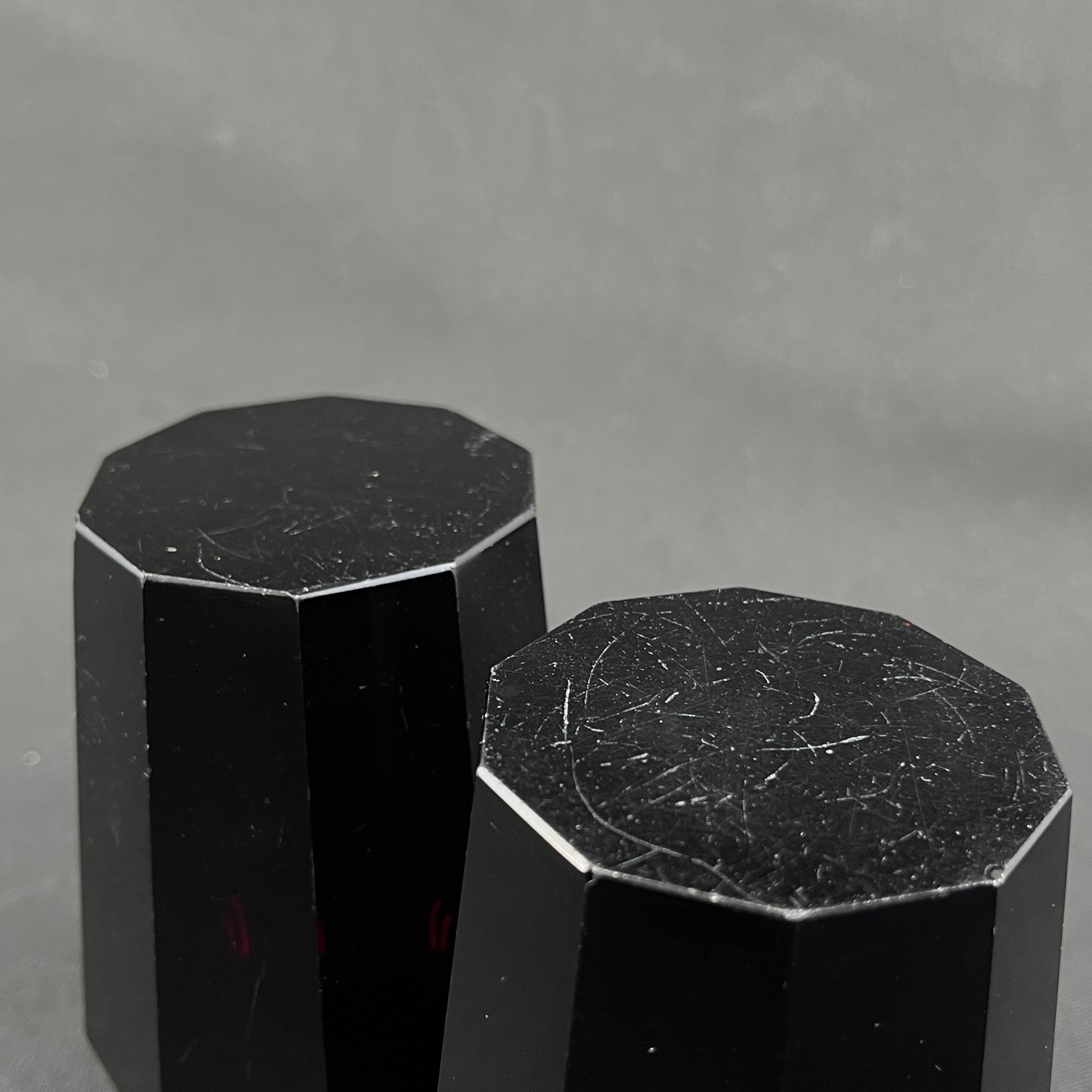 A set of ruby red art deco vases, 11,5 cm.