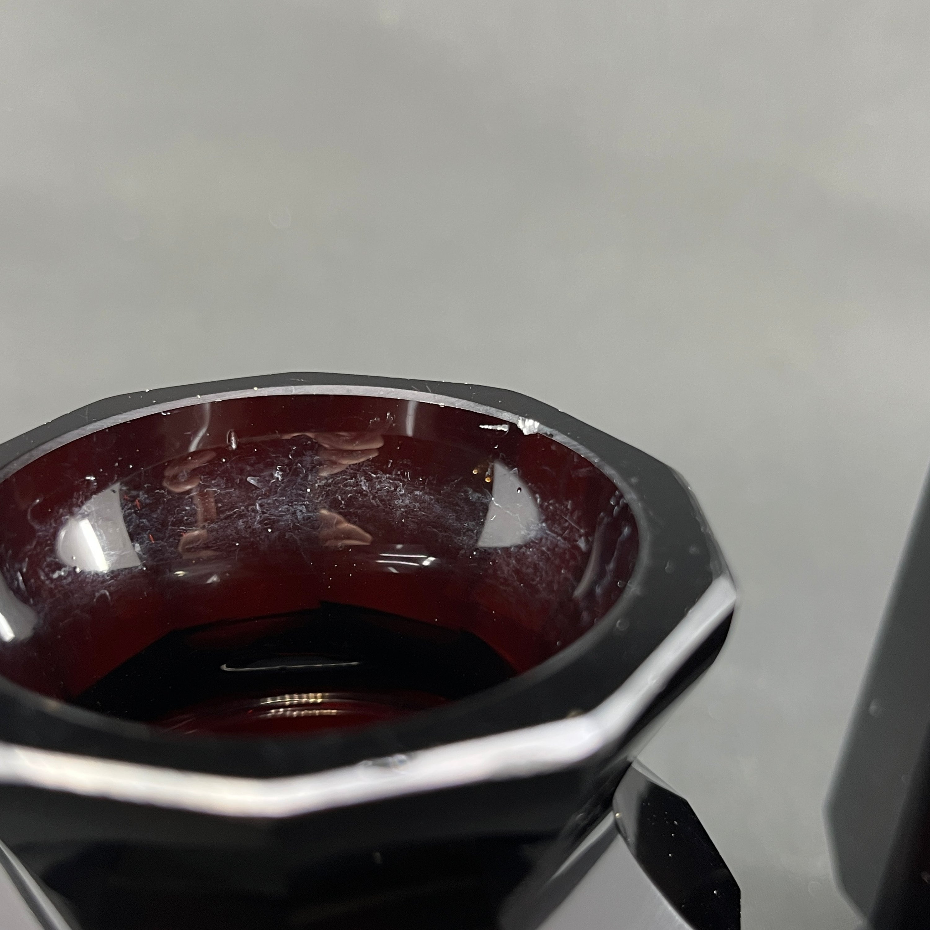 A set of ruby red art deco vases, 11,5 cm.