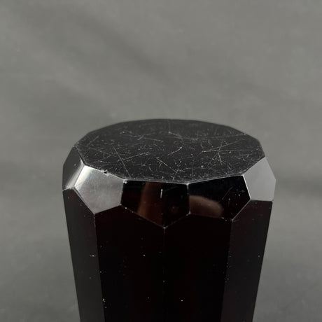 Høj Rubinrød art deco vase, 15,5 cm.