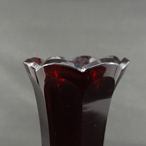 Høj rubinrød vase fra 1950'erne
